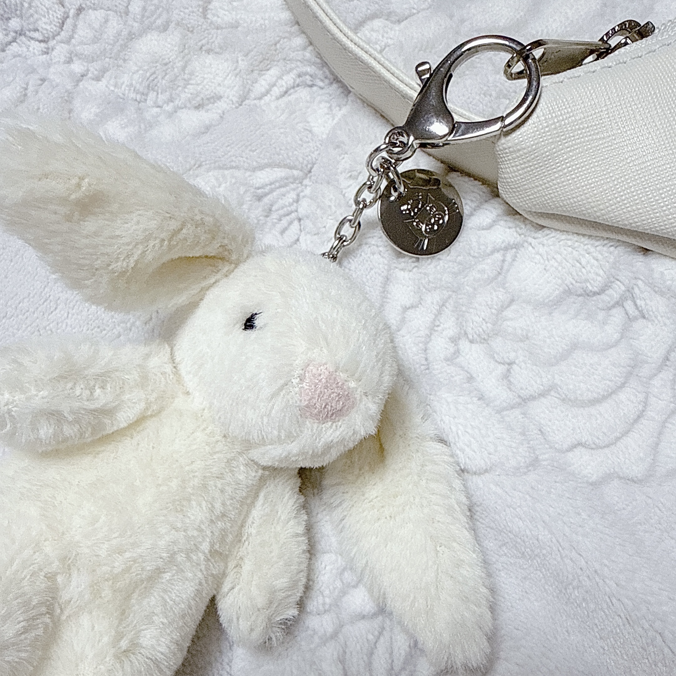 Jellycat Bashful Bunny Bag Charm Cream 착용 스타일 - 1