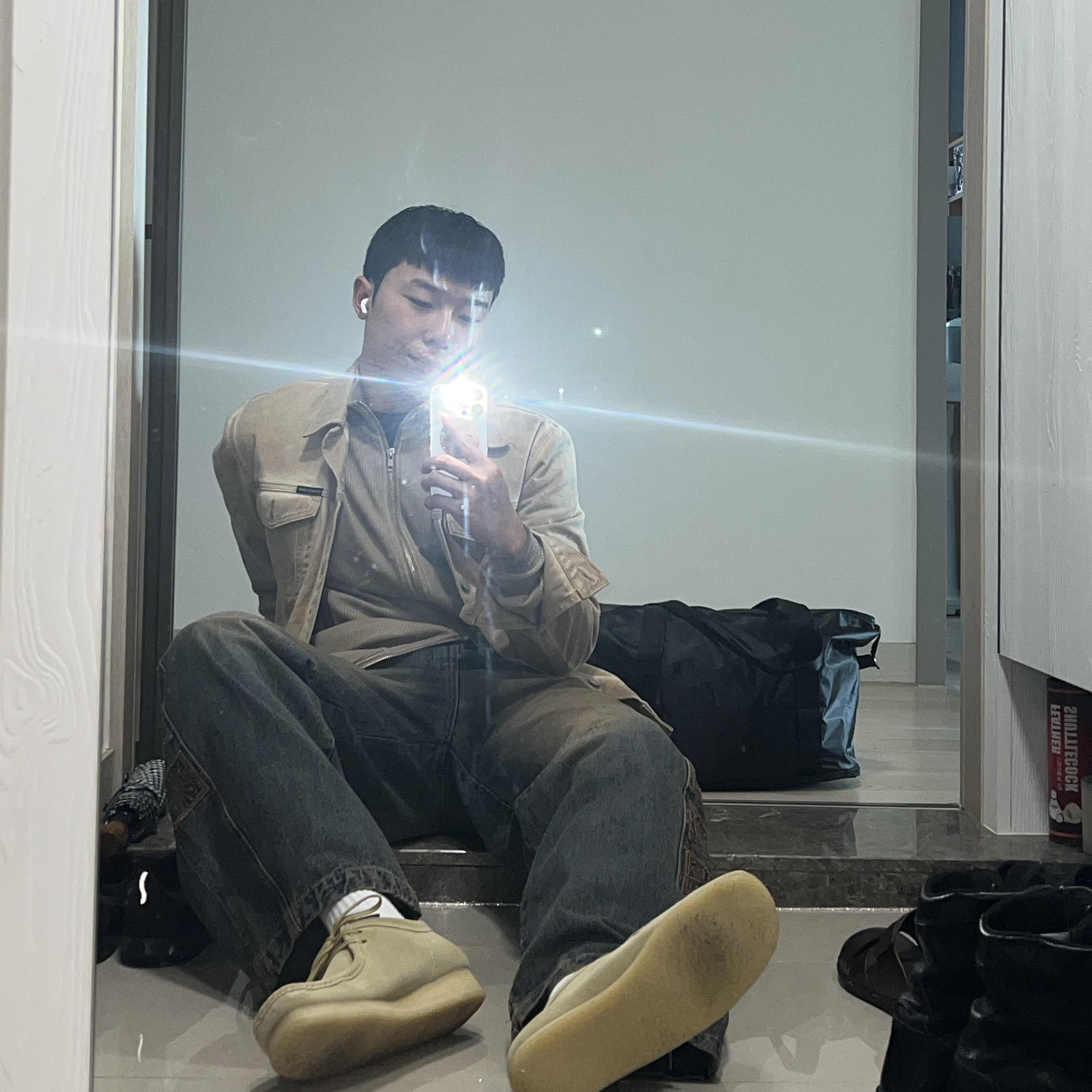 Clarks Wallabee Maple Suede, Karactor Vintage Emblem Denim Pants Muddy Blue 착용 스타일 - 1