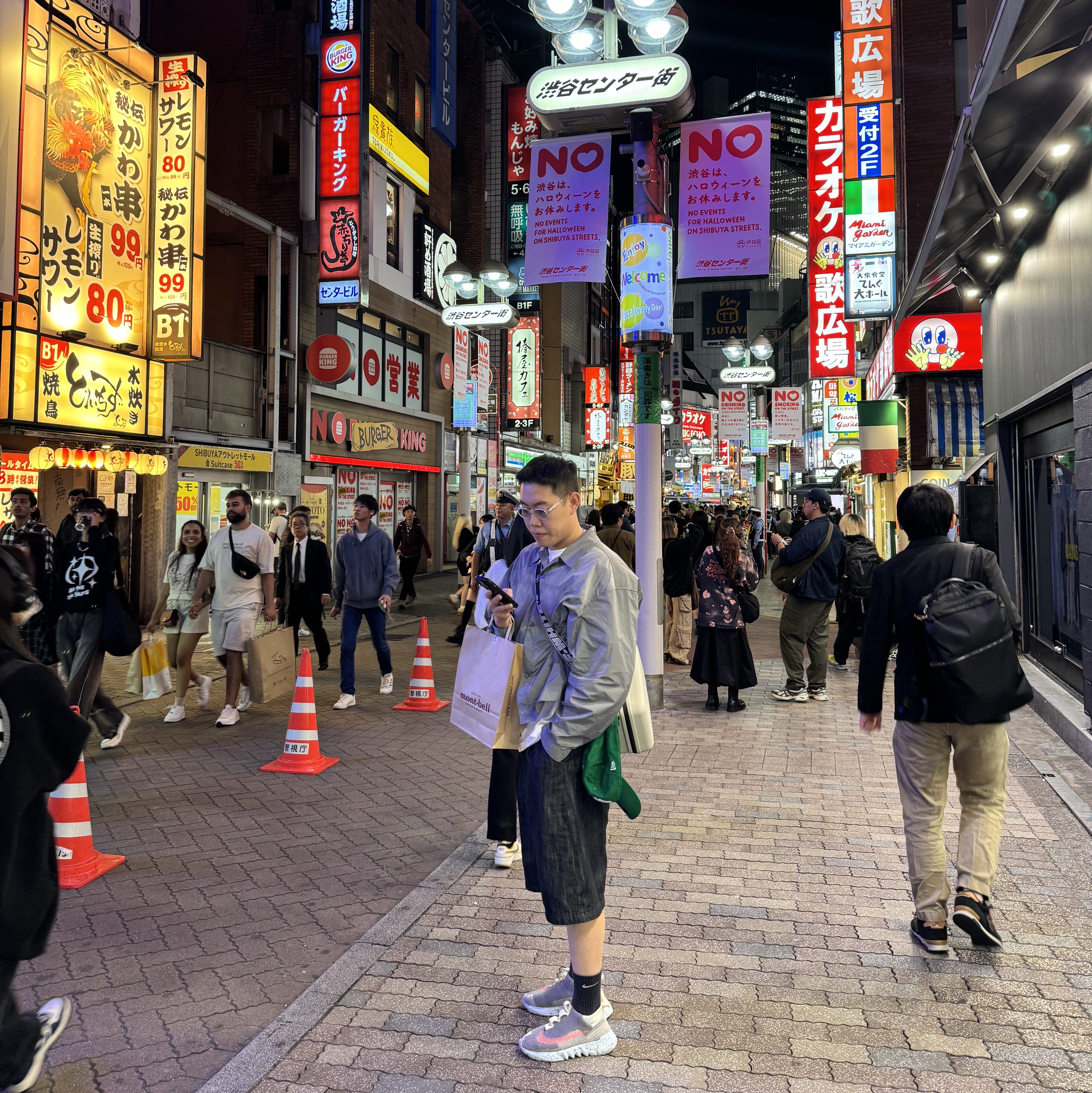 Off-White x Amore Pacific Protection Box (Without Cosmetics), New Era x MoMA New York Yankees Cap Kelly Green 착용 스타일 - 1