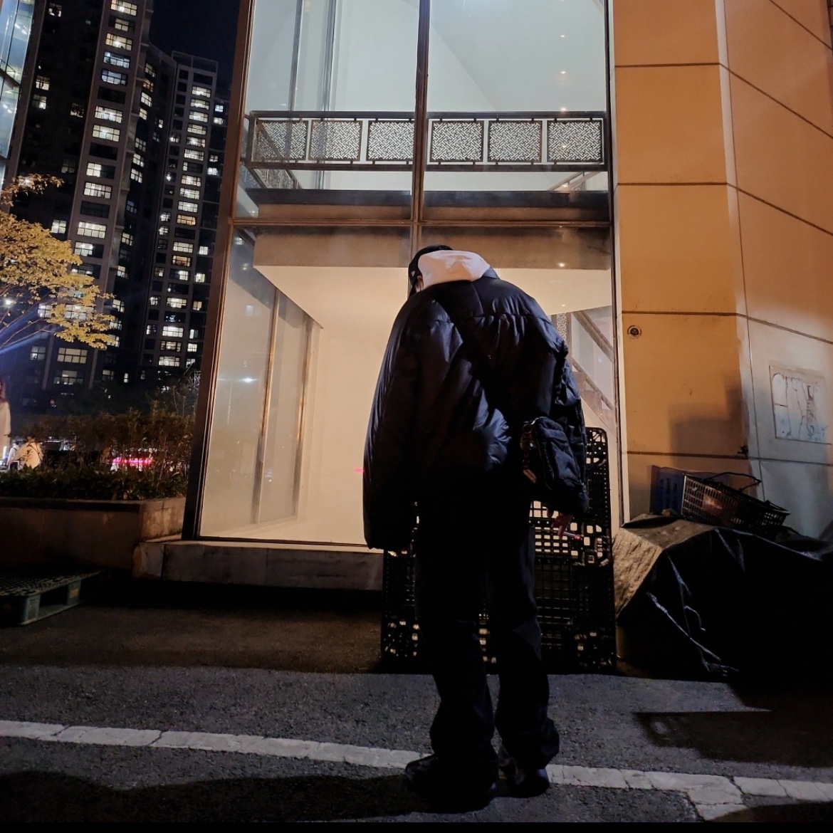Yeezy Gap Engineered By Balenciaga Round Jacket 2 Black, Yeezy Gap Engineered By Balenciaga Sateen Cargo Pants Black 착용 스타일