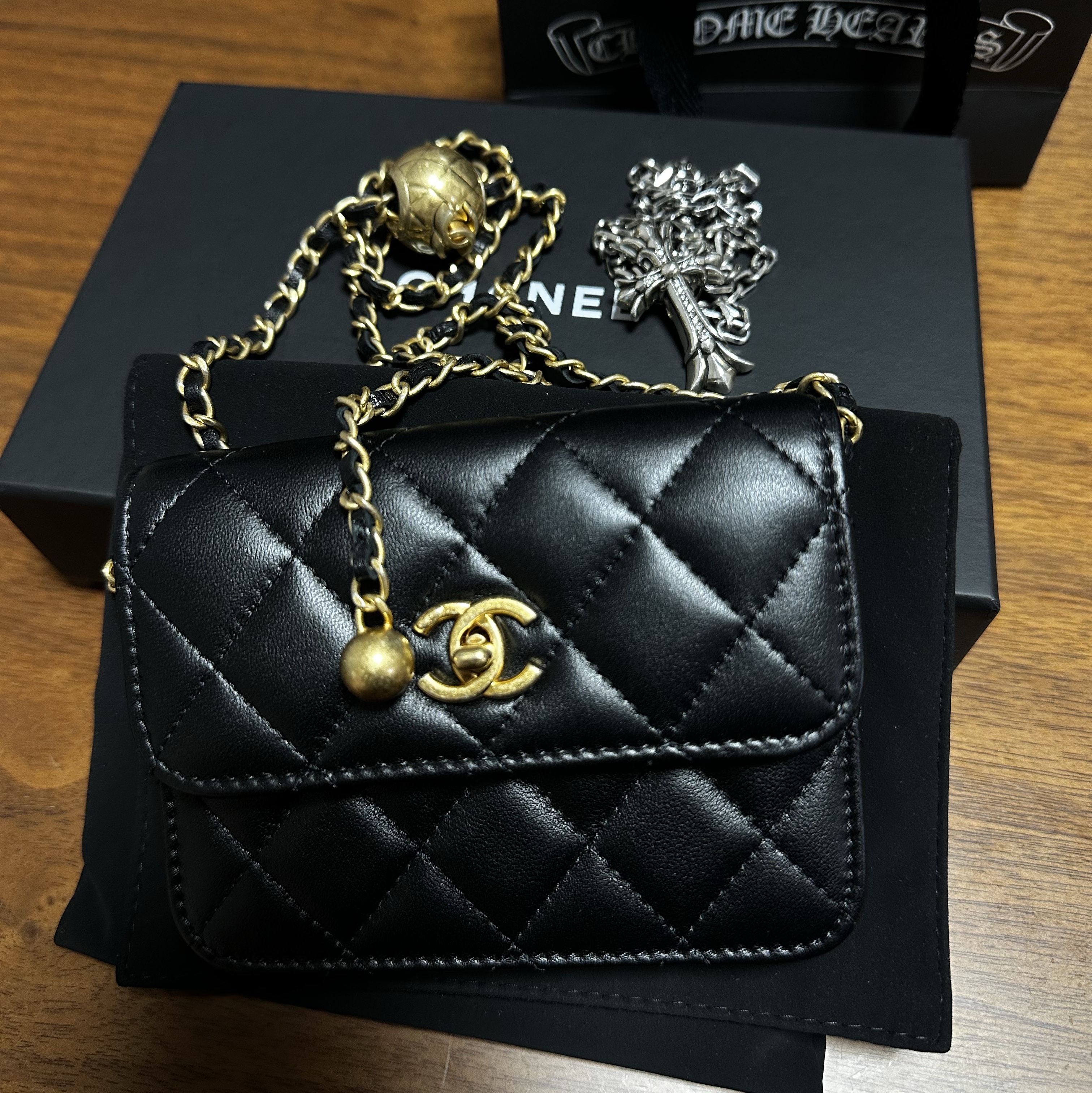 Chanel Clutch With Chain Lambskin & Gold Black 착용 스타일