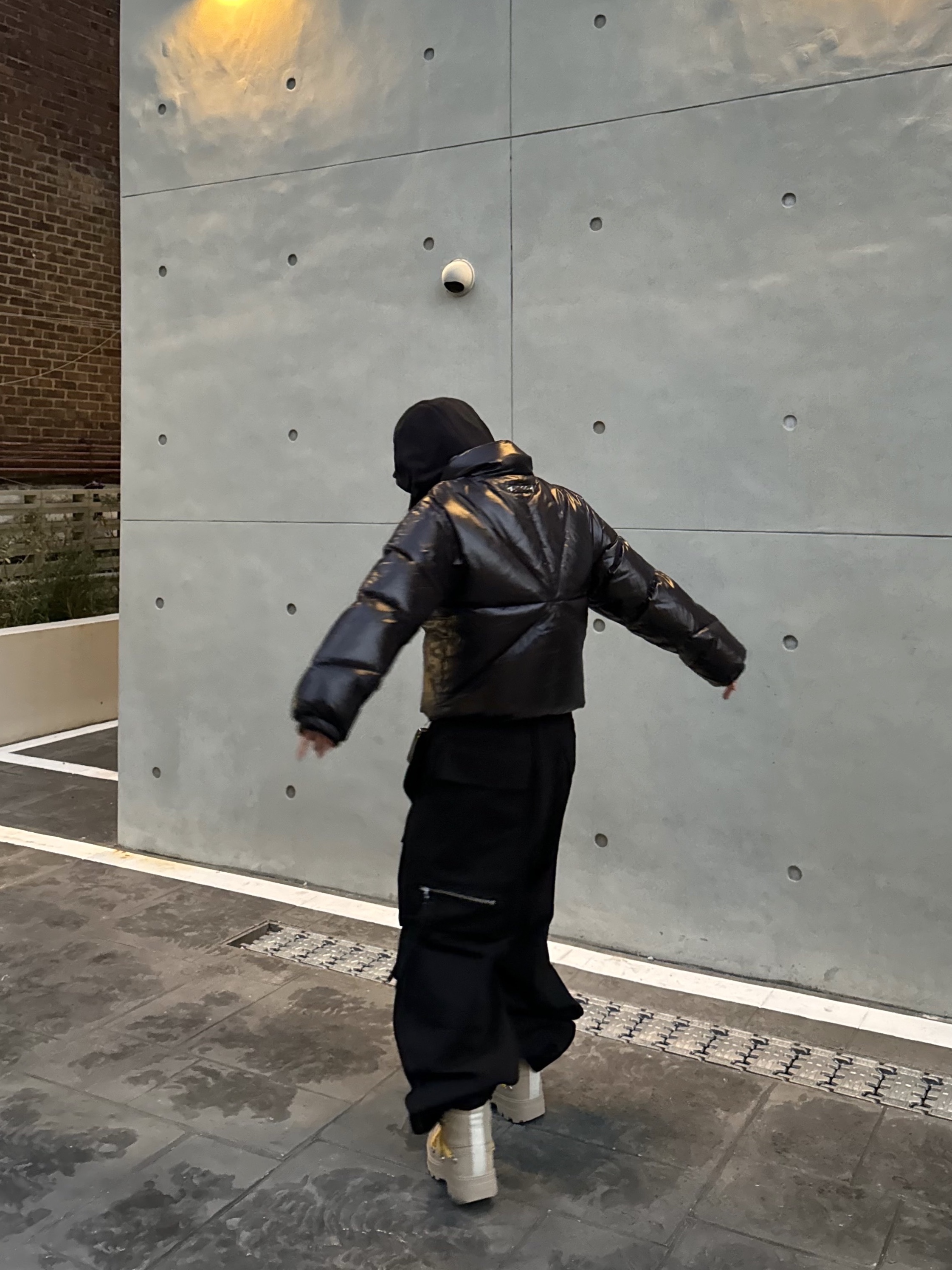 Wapworks Wide Safety Cargo Pants Black, Supreme Floating Keychain Black - 23FW 착용 스타일 - 3
