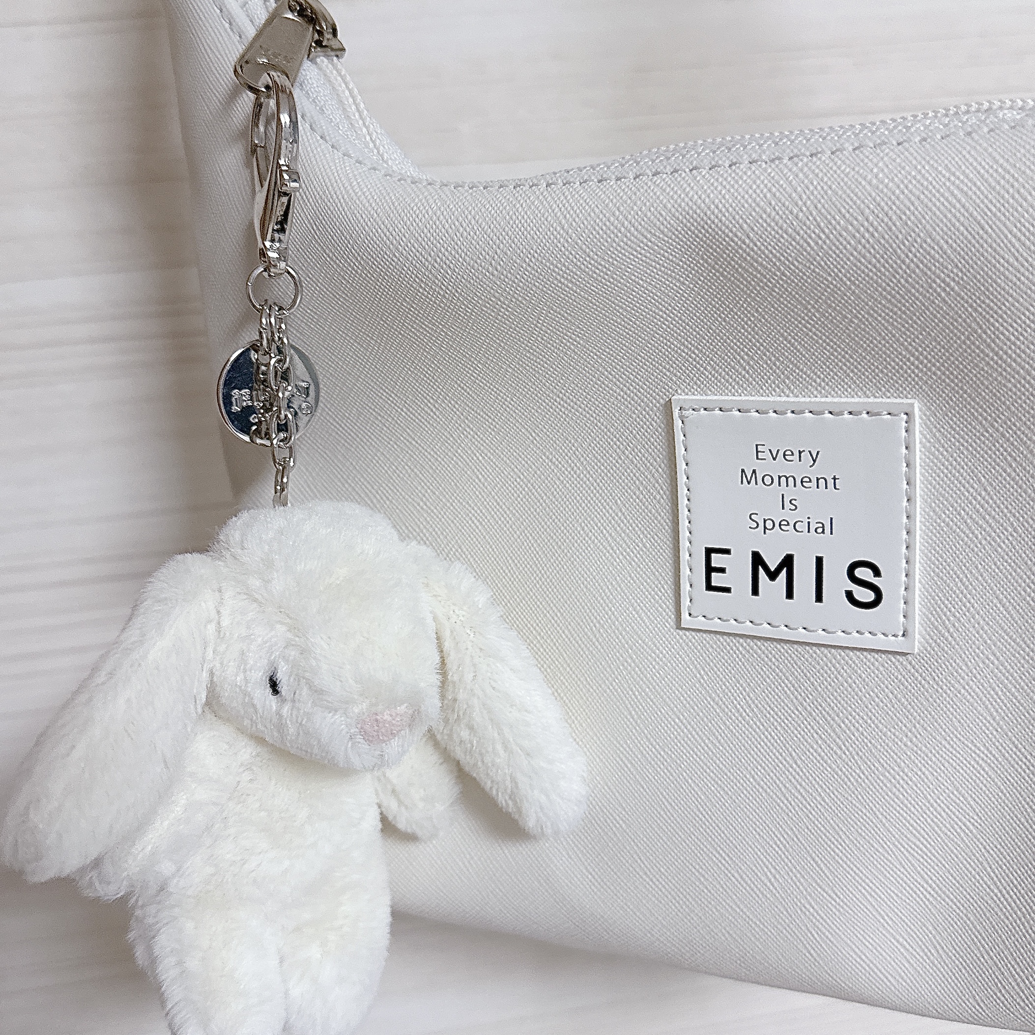 Jellycat Bashful Bunny Bag Charm Cream 착용 스타일 - 2