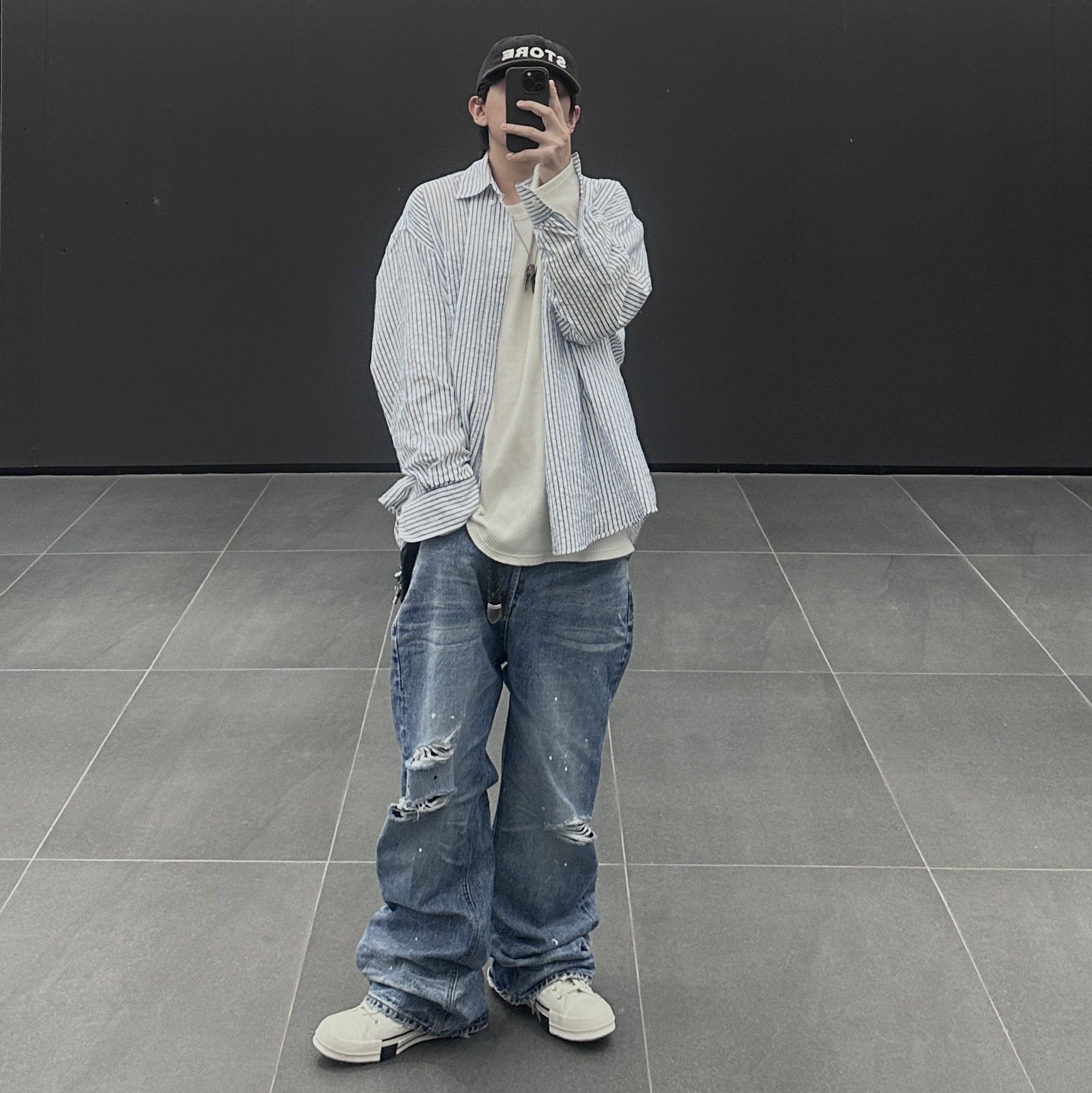 Converse x Drkshdw Drkstr Chuck 70 High Lily White, Our Legacy Borrowed BD Shirt White Blue Crinkled Stripe 착용 스타일 - 4
