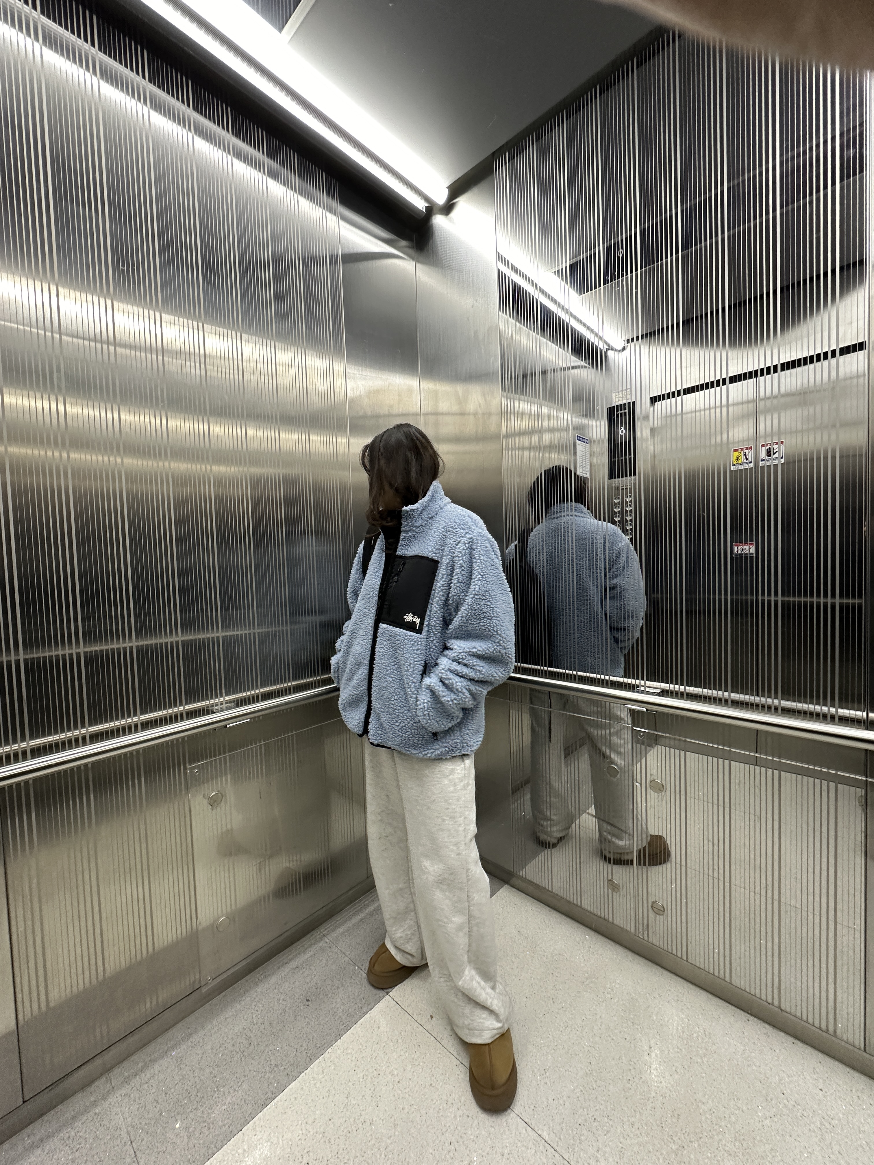 Stussy Sherpa Reversible Jacket Light Denim 착용 스타일