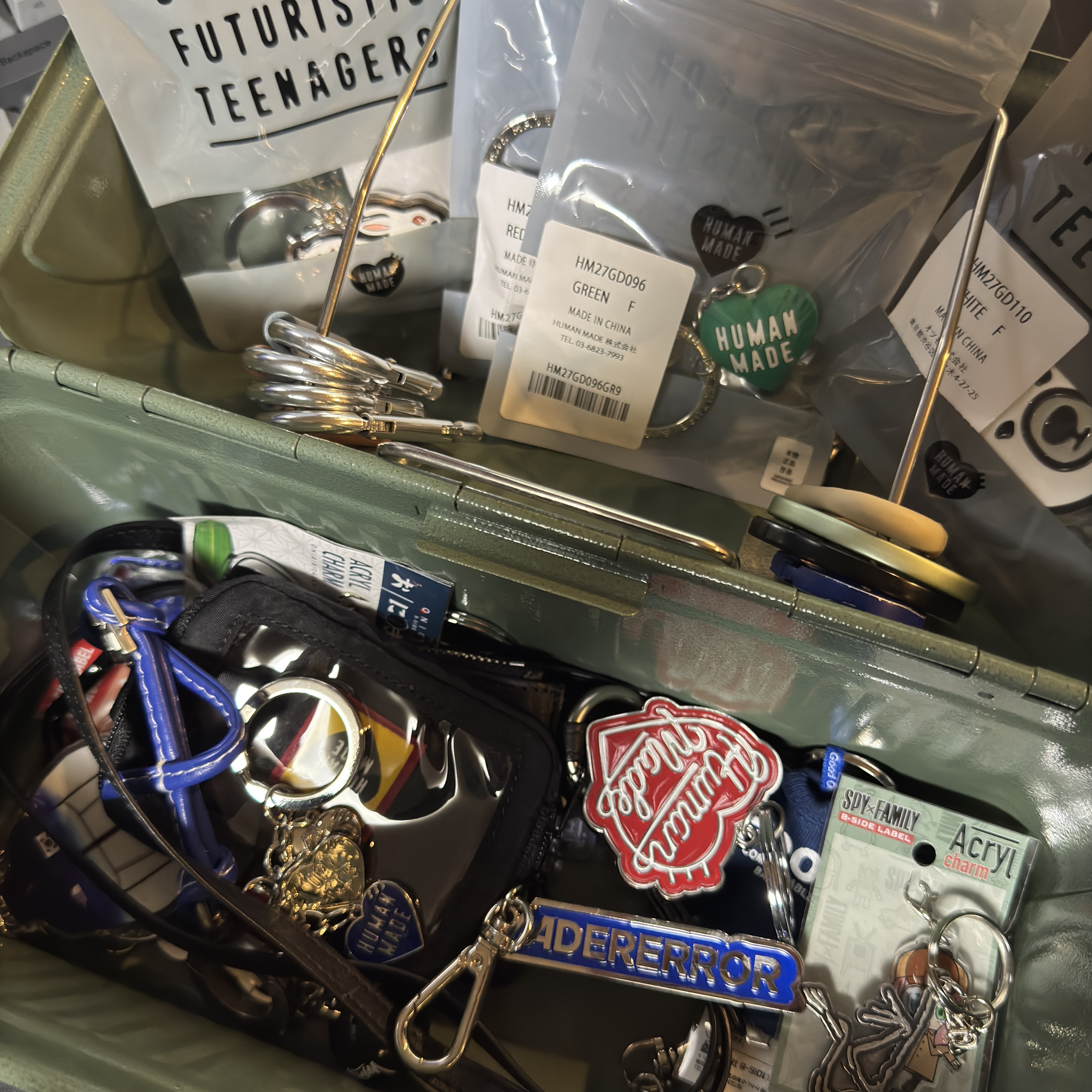 Human Made Acrylic Animal Keyring White, Human Made Military Card Case Black 착용 스타일