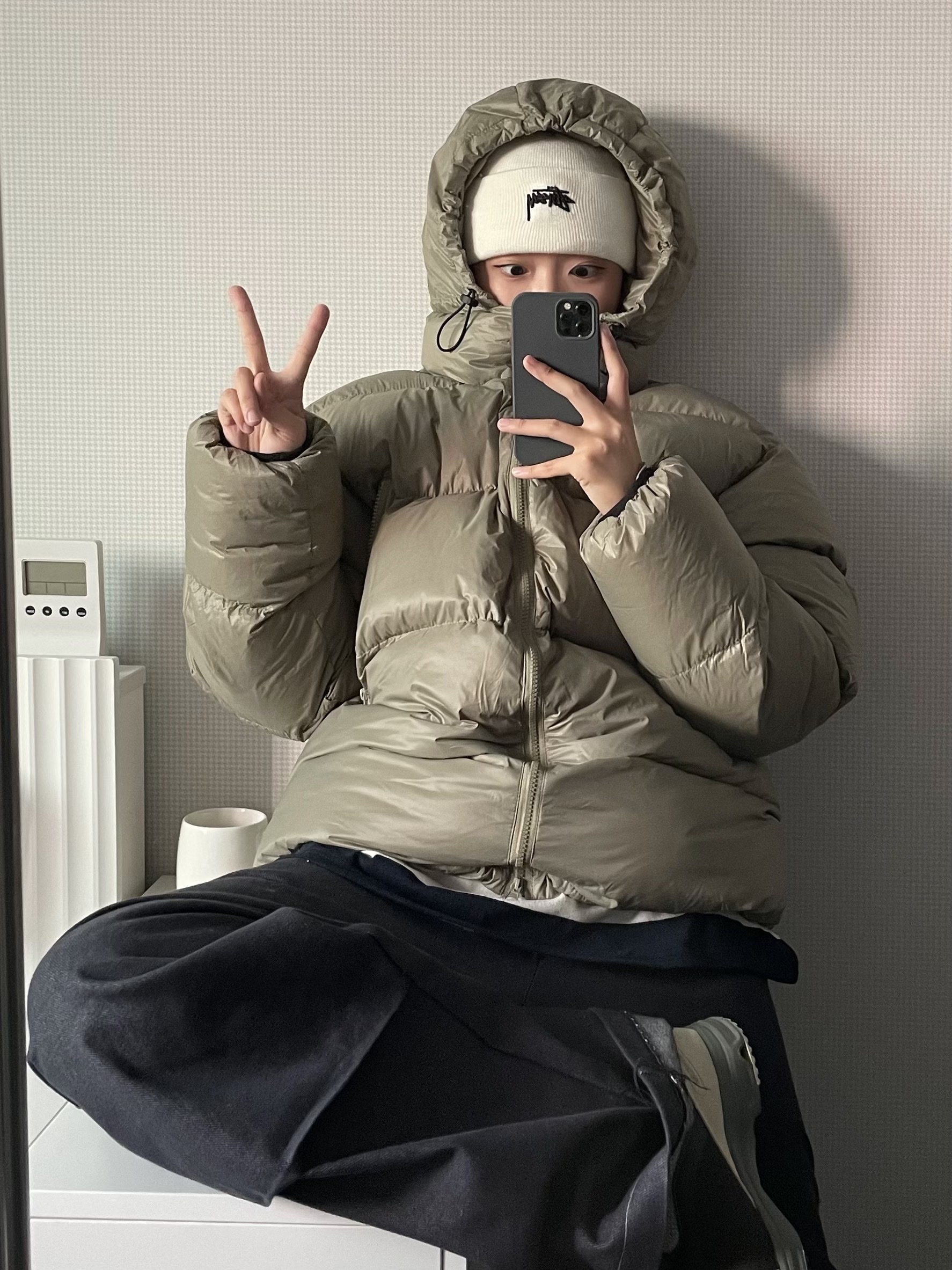 Nike x Stussy NRG Cuffed Beanie Summit White, Salomon RX Snug Moss Gray 착용 스타일 - 2