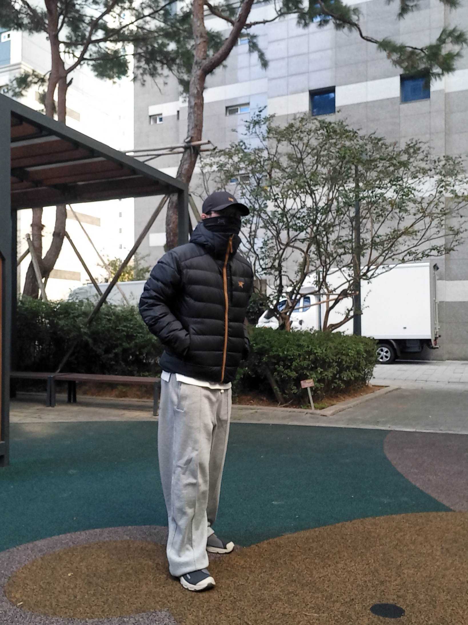 Arc'teryx Thorium Hoody Dark Magic, Arc'teryx Small Bird Cap Black 착용 스타일 - 9