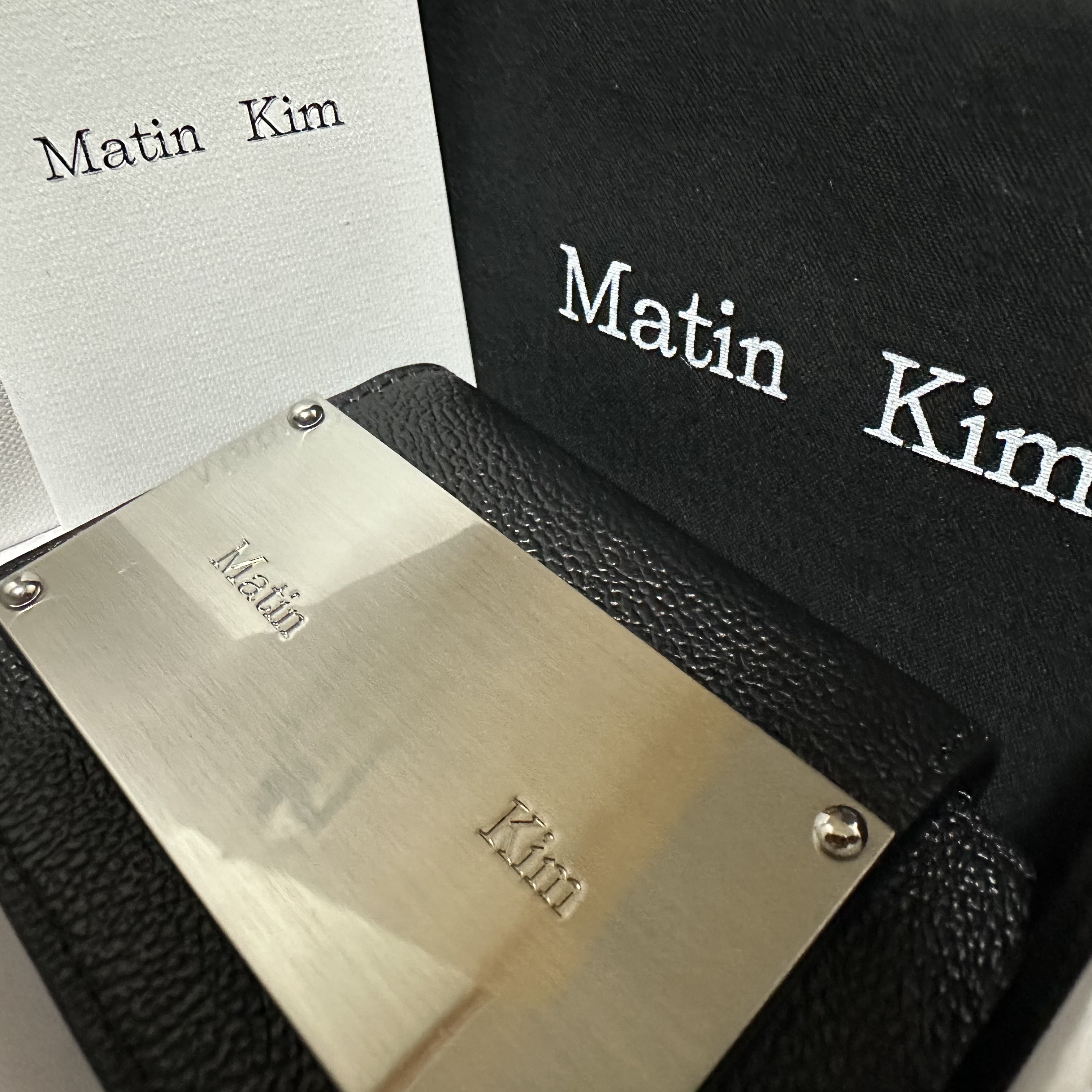 Matin Kim Accordion Wallet Black 착용 스타일