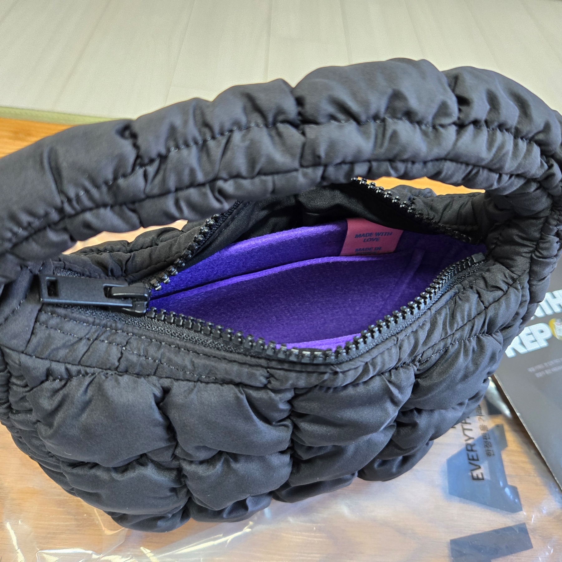 COS Quilted Micro Bag Black 착용 스타일 - 1
