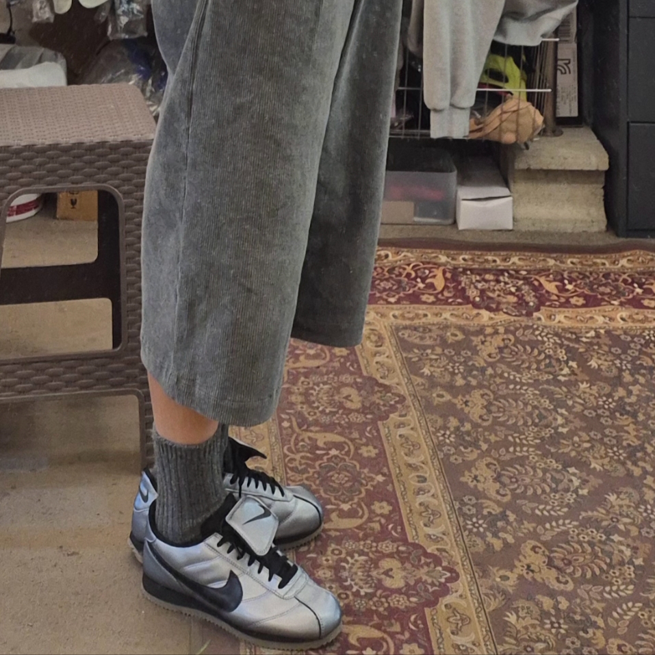 Nike Cortez Leather SE Metallic Cool Grey Black 착용 스타일
