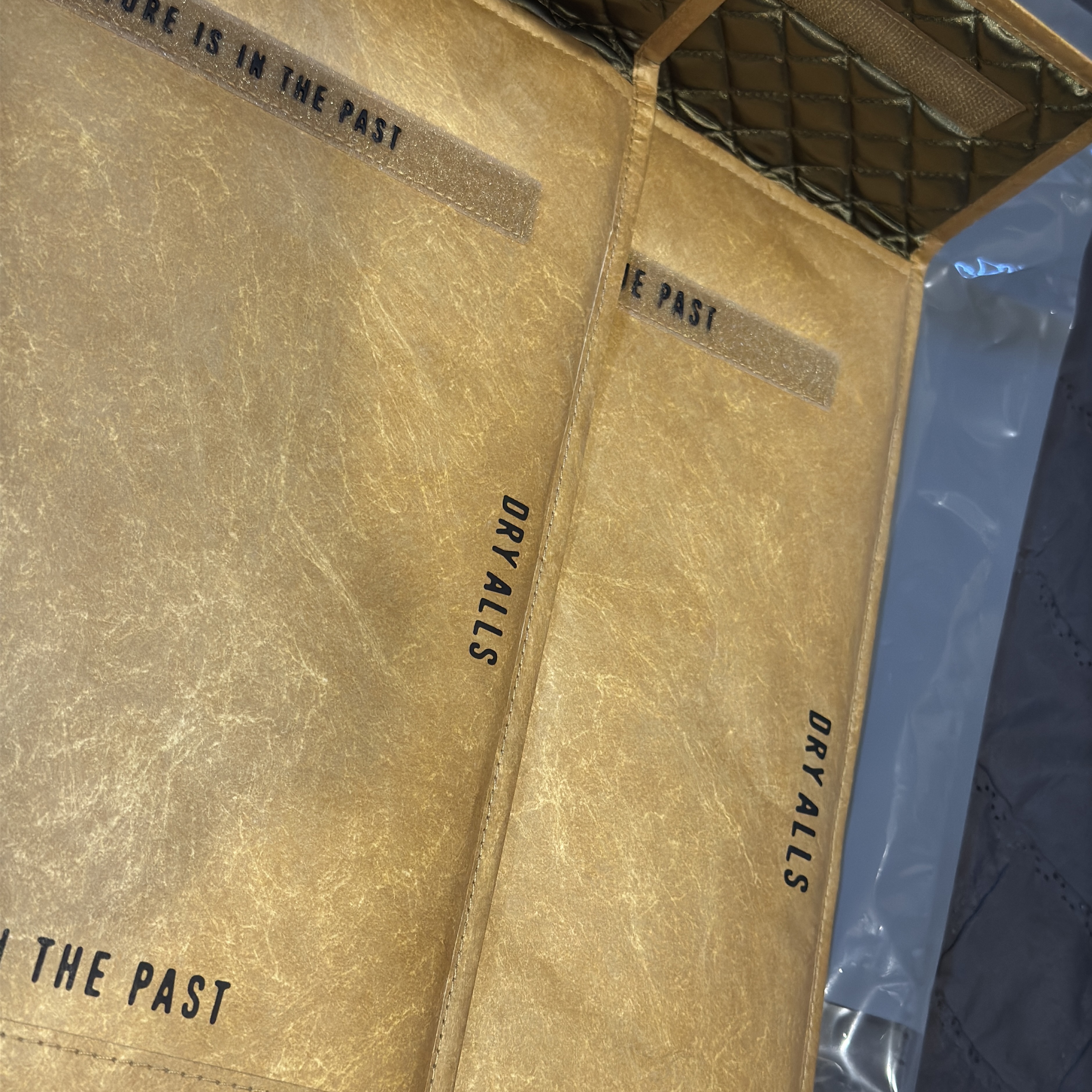 Human Made PC & Tablet Sleeve 16 Inch Beige, Human Made PC & Tablet Sleeve 14 Inch Beige 착용 스타일 - 2