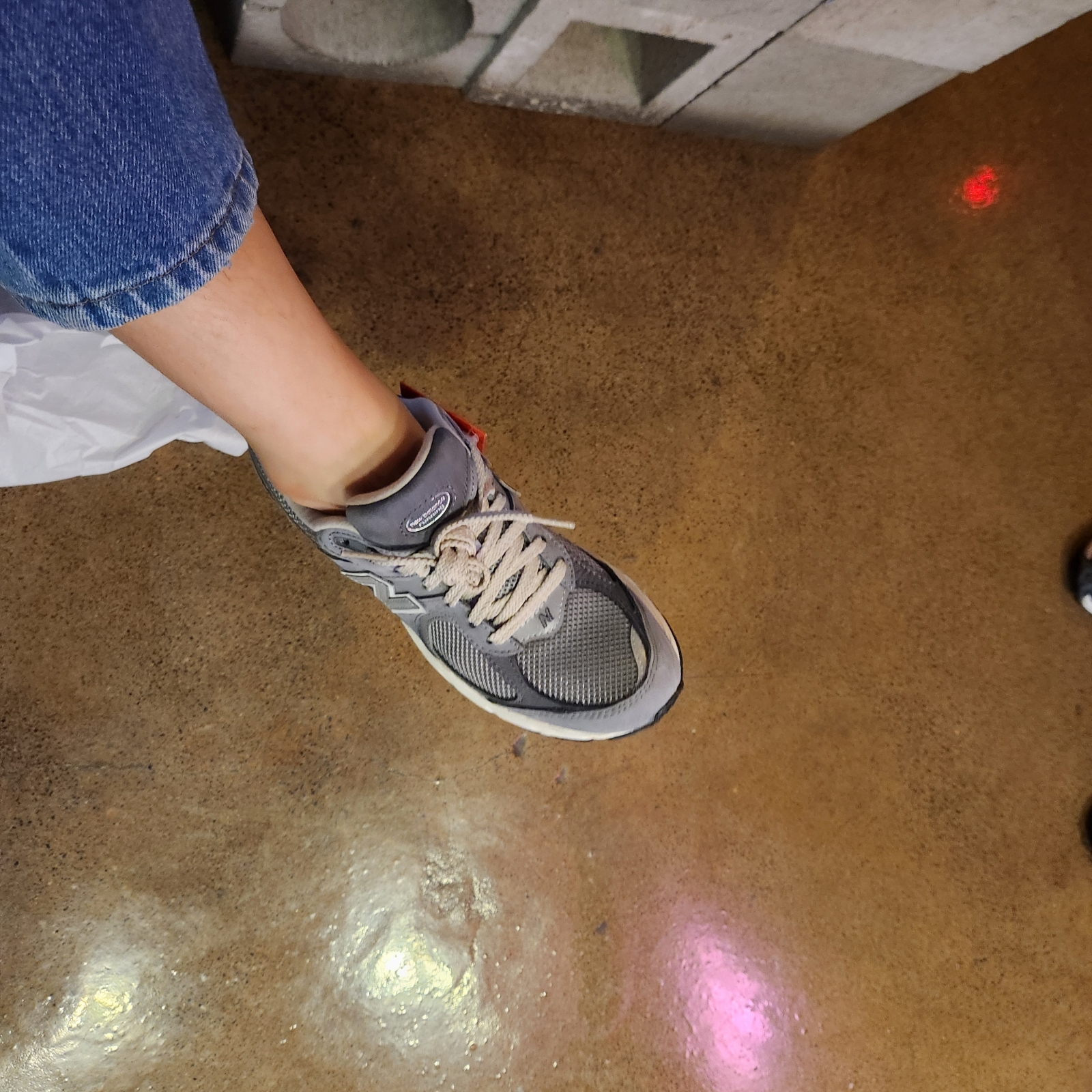New Balance 2002R Premium Vintage Grey 착용 스타일