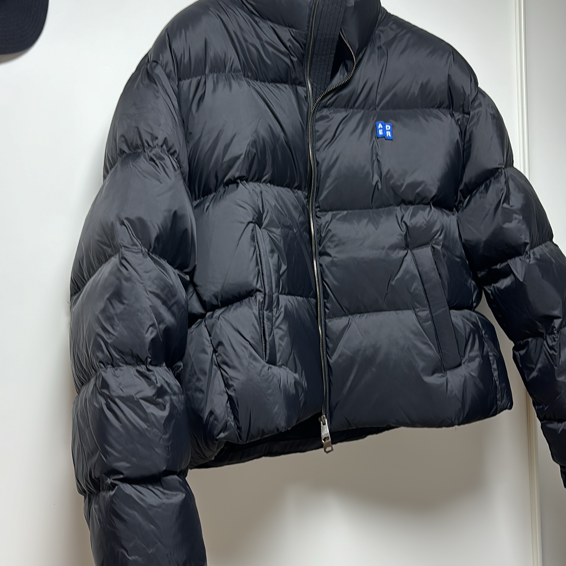 Ader Error Sig; TRS/BL Tag Puffer Jacket 01 Noir 착용 스타일 - 1