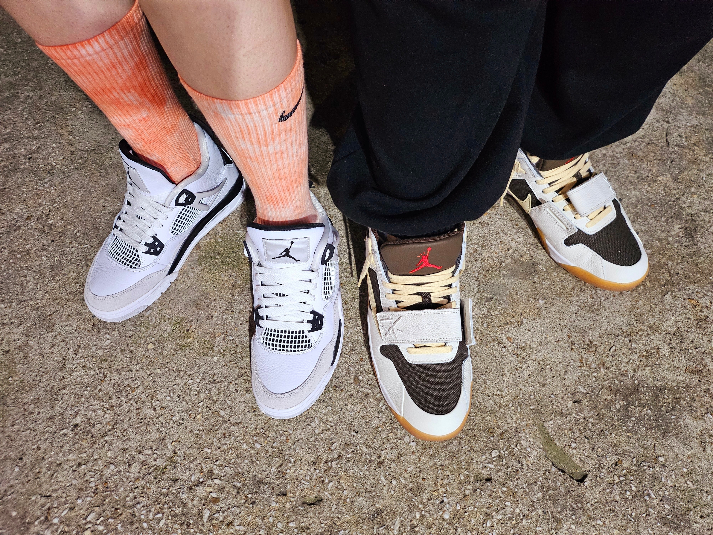 Jordan x Travis Scott Jumpman Jack TR Sail and Dark Mocha, (GS) Jordan 4 Retro White and Black 착용 스타일