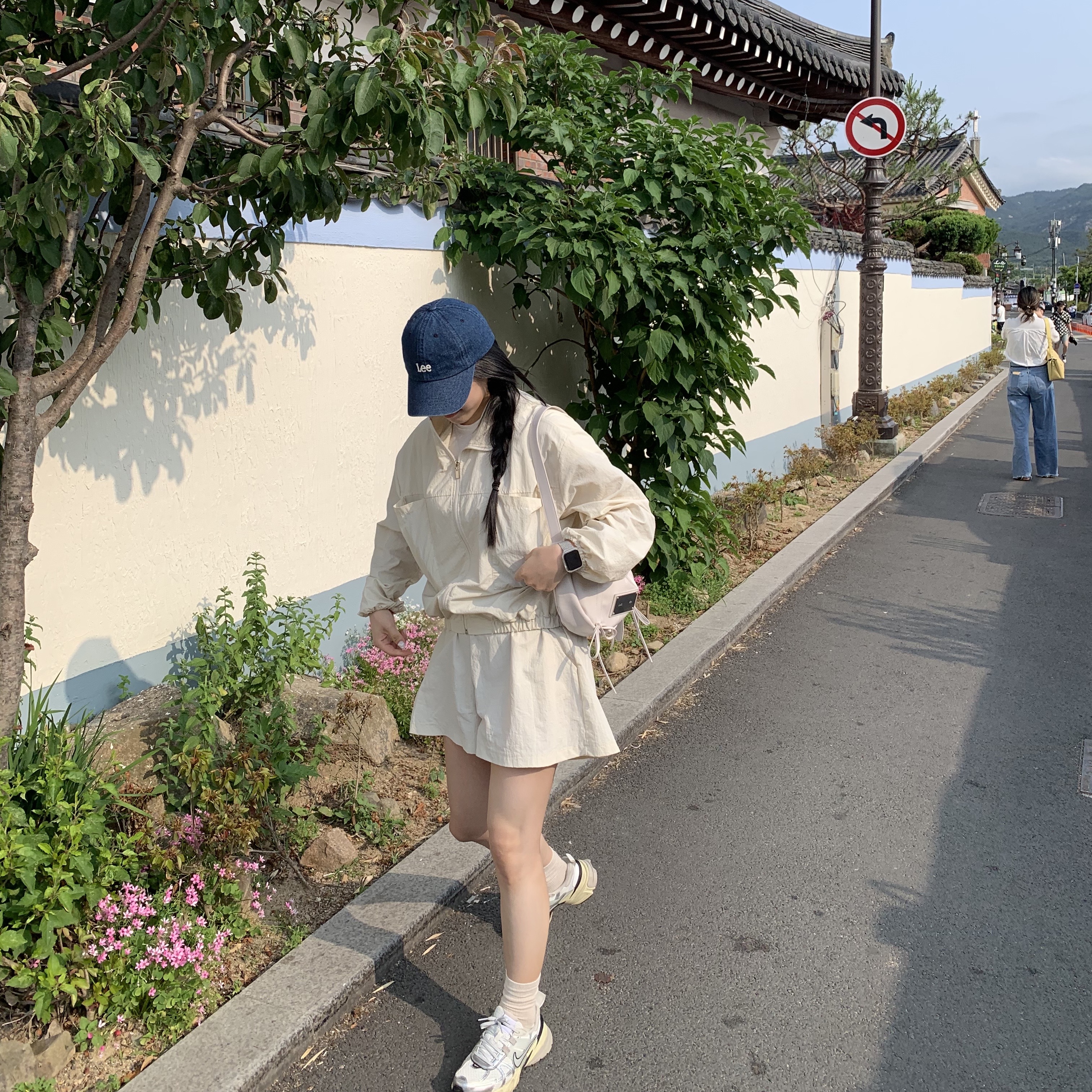 Matin Kim Half Shirring Ribbon Round Bag Ivory, Nike V2K Run Summit White Metallic Silver 착용 스타일 - 2