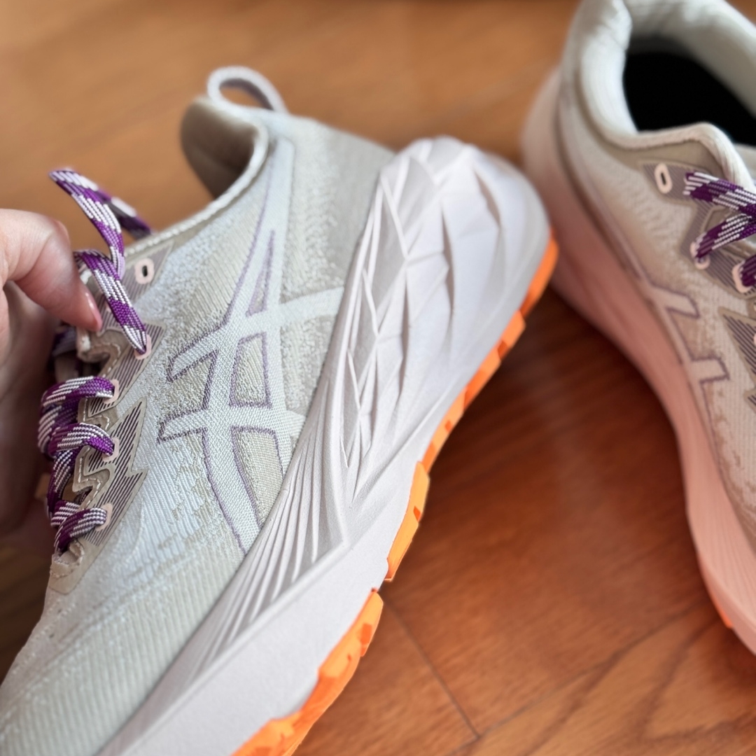 (W) Asics Novablast 4 TR Nature Bathing Pearl Pink 착용 스타일 - 2