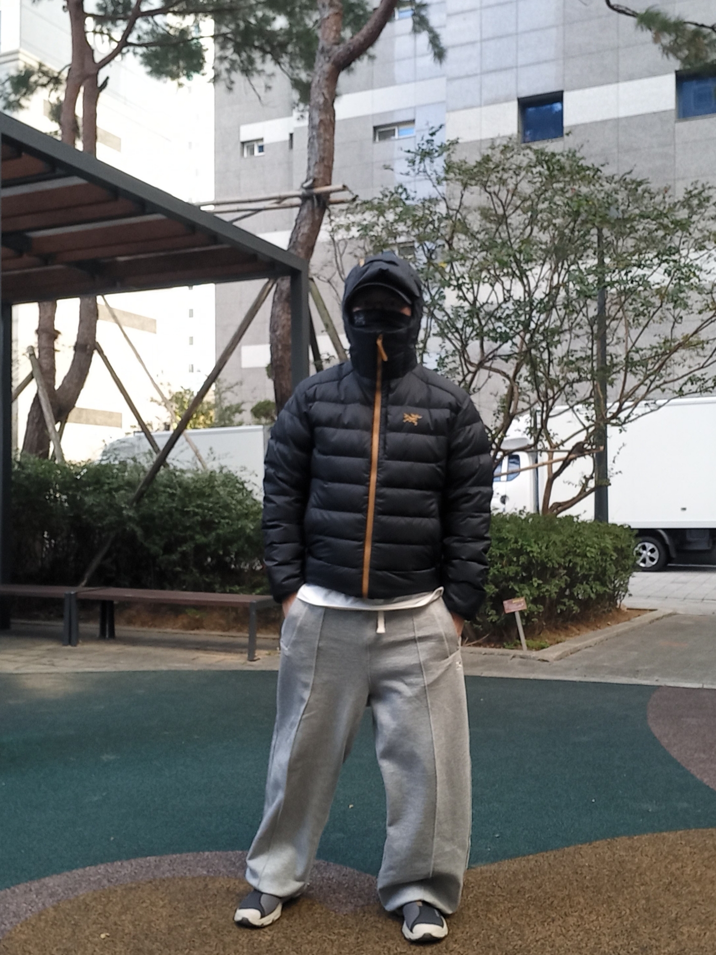 Arc'teryx Thorium Hoody Dark Magic, Arc'teryx Small Bird Cap Black 착용 스타일 - 2