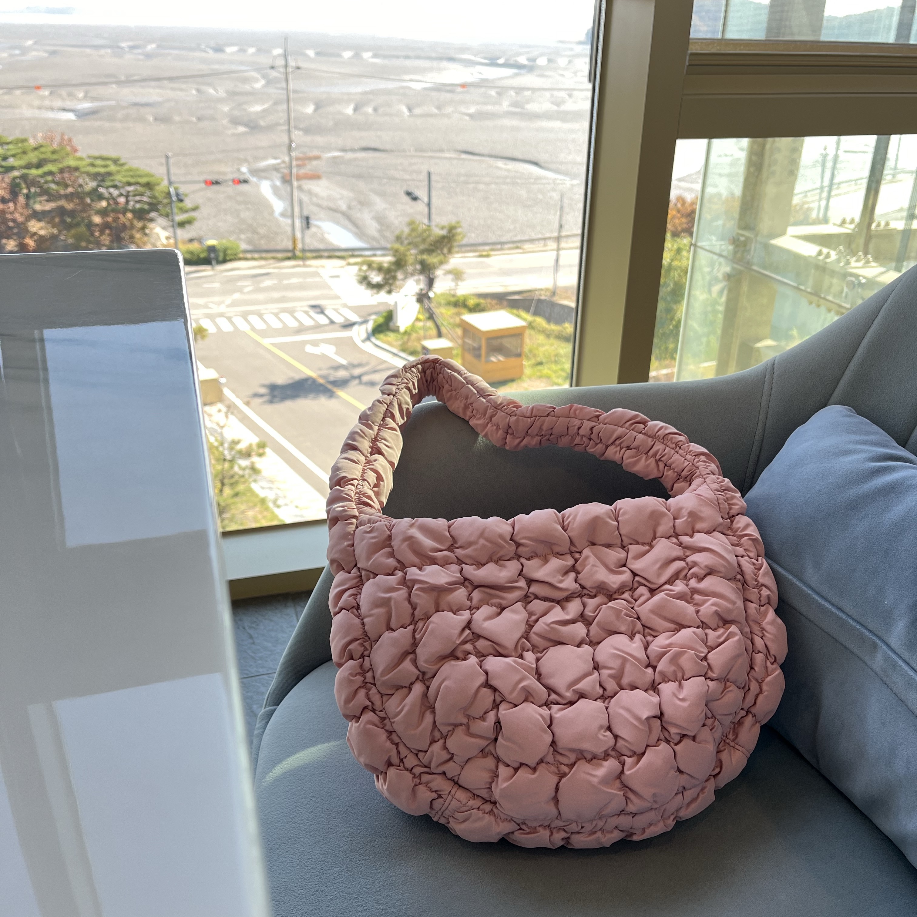 COS Quilted Mini Bag Pink 착용 스타일