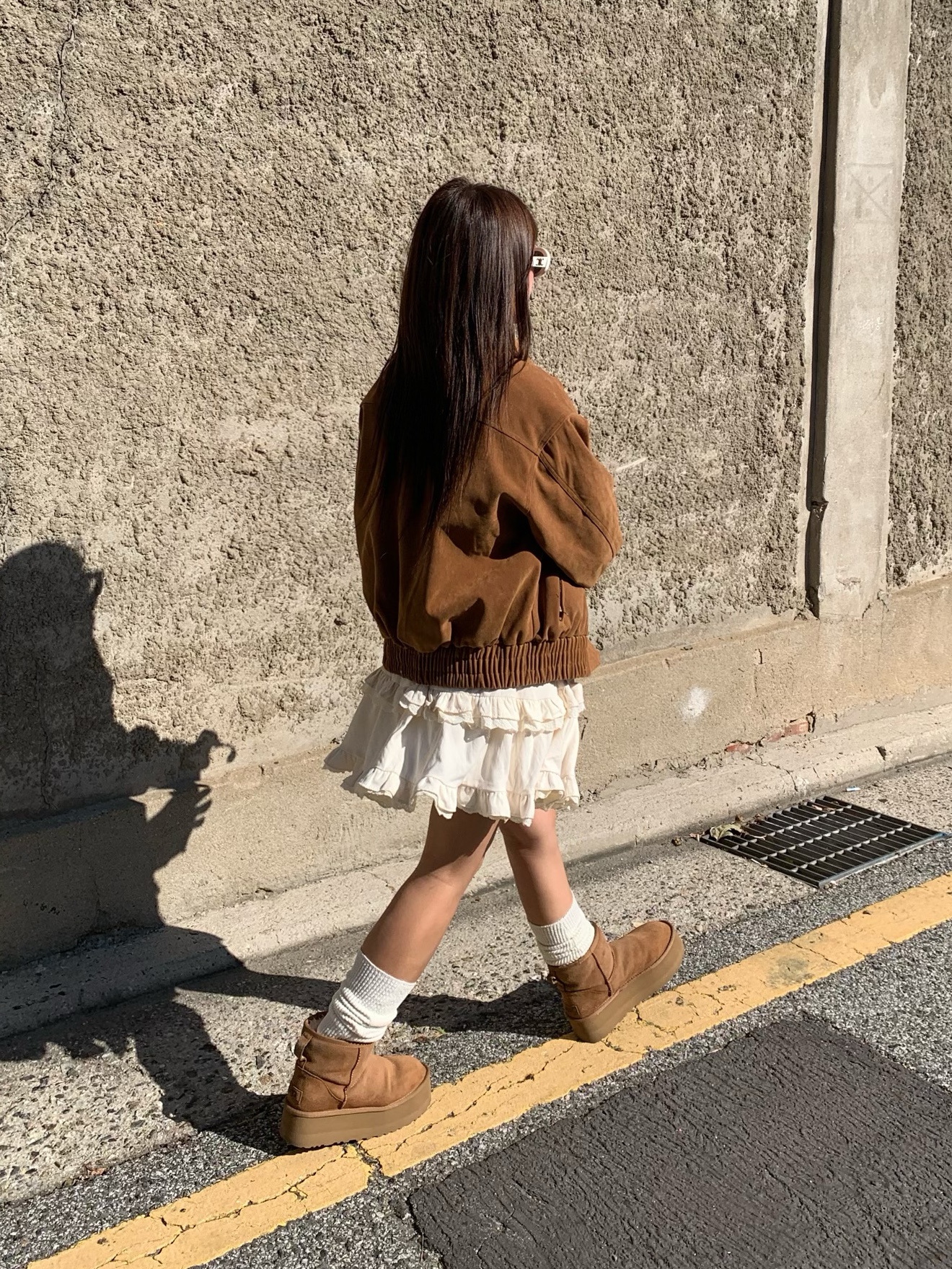 (W) UGG Classic Mini Platform Boots Chestnut, (W) Celine Triomphe 01 Sunglasses in Acetate White 착용 스타일 - 1