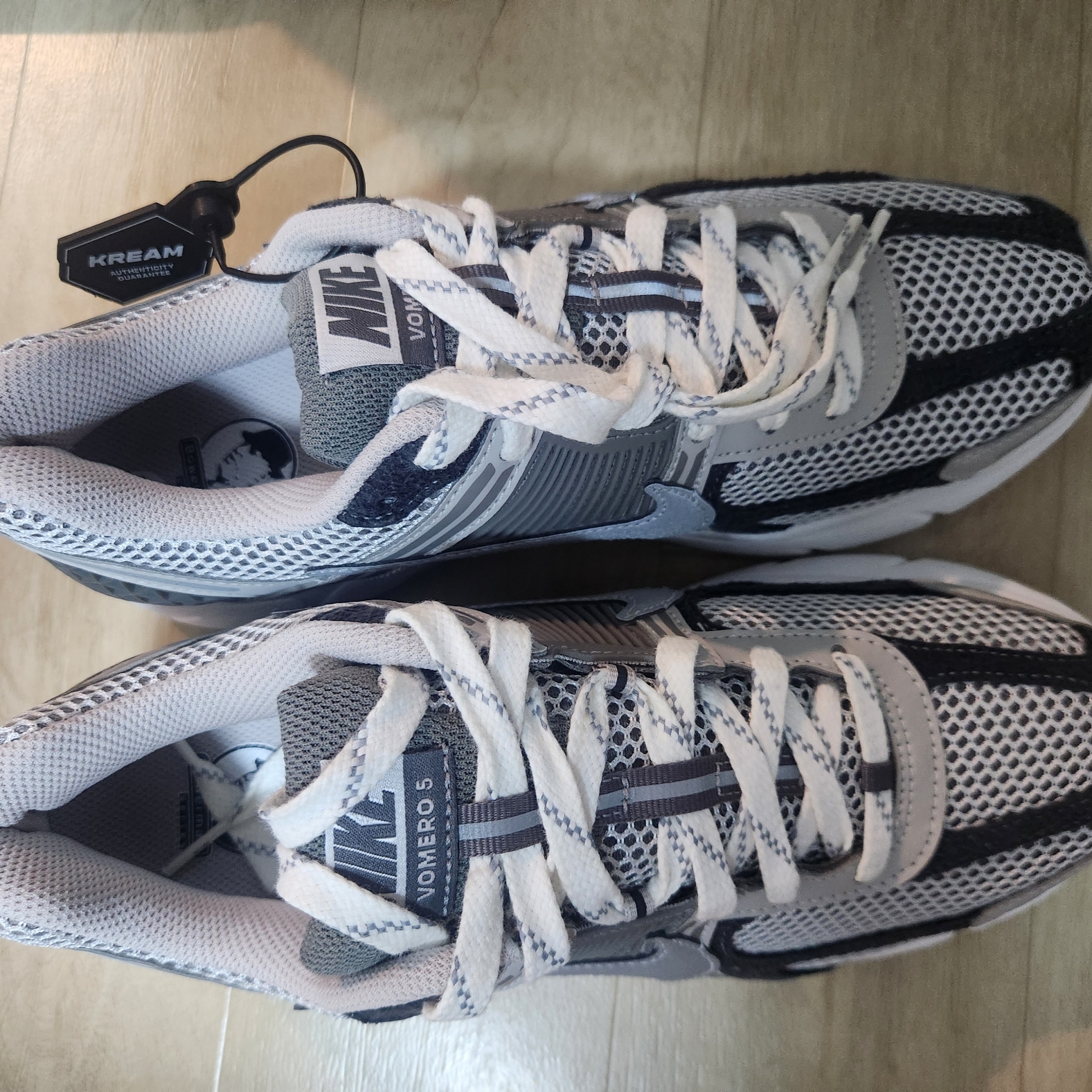 Nike Zoom Vomero 5 PRM Light Iron Ore and Flat Fewter 착용 스타일 - 1