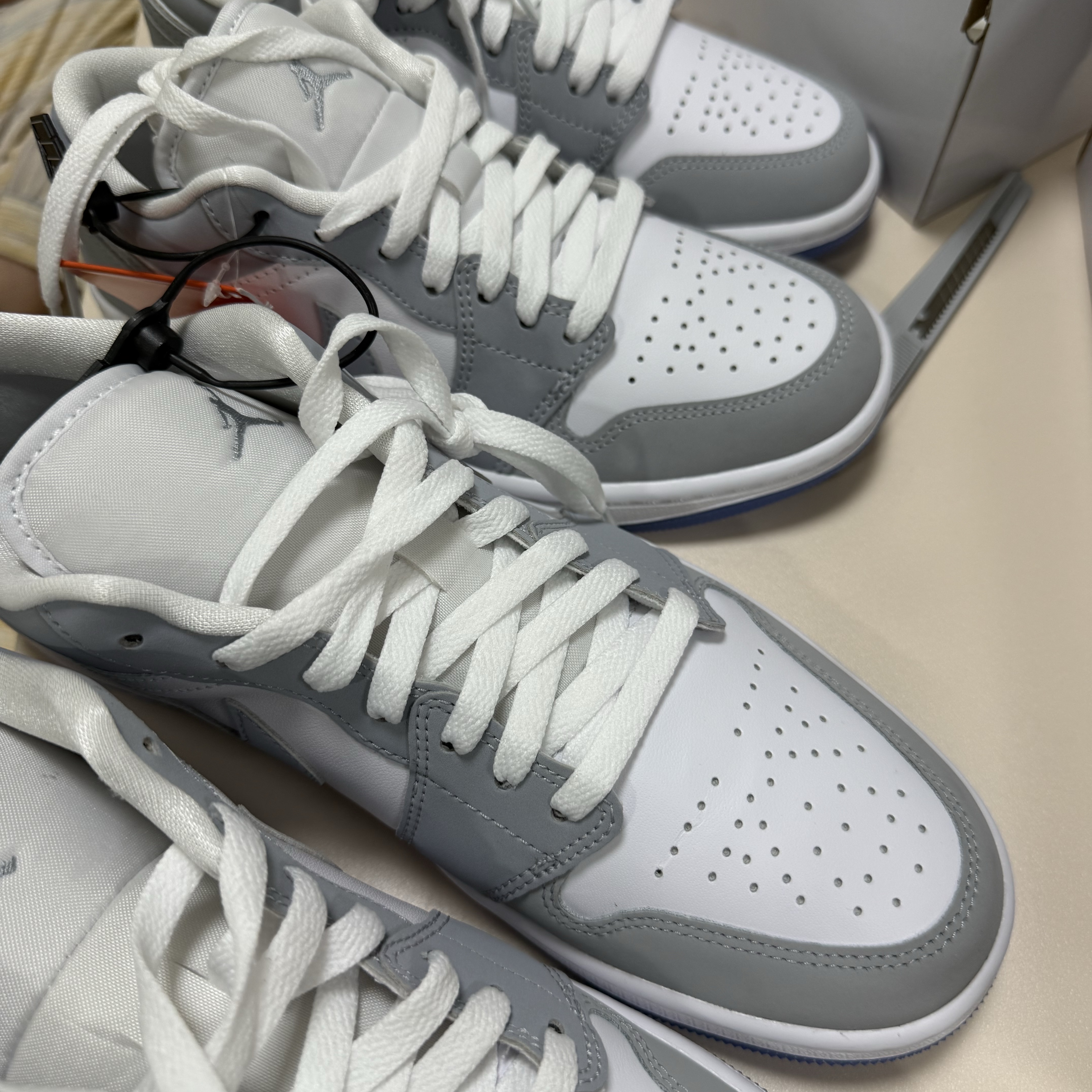 (W) Jordan 1 Low White Wolf Grey 착용 스타일 - 1