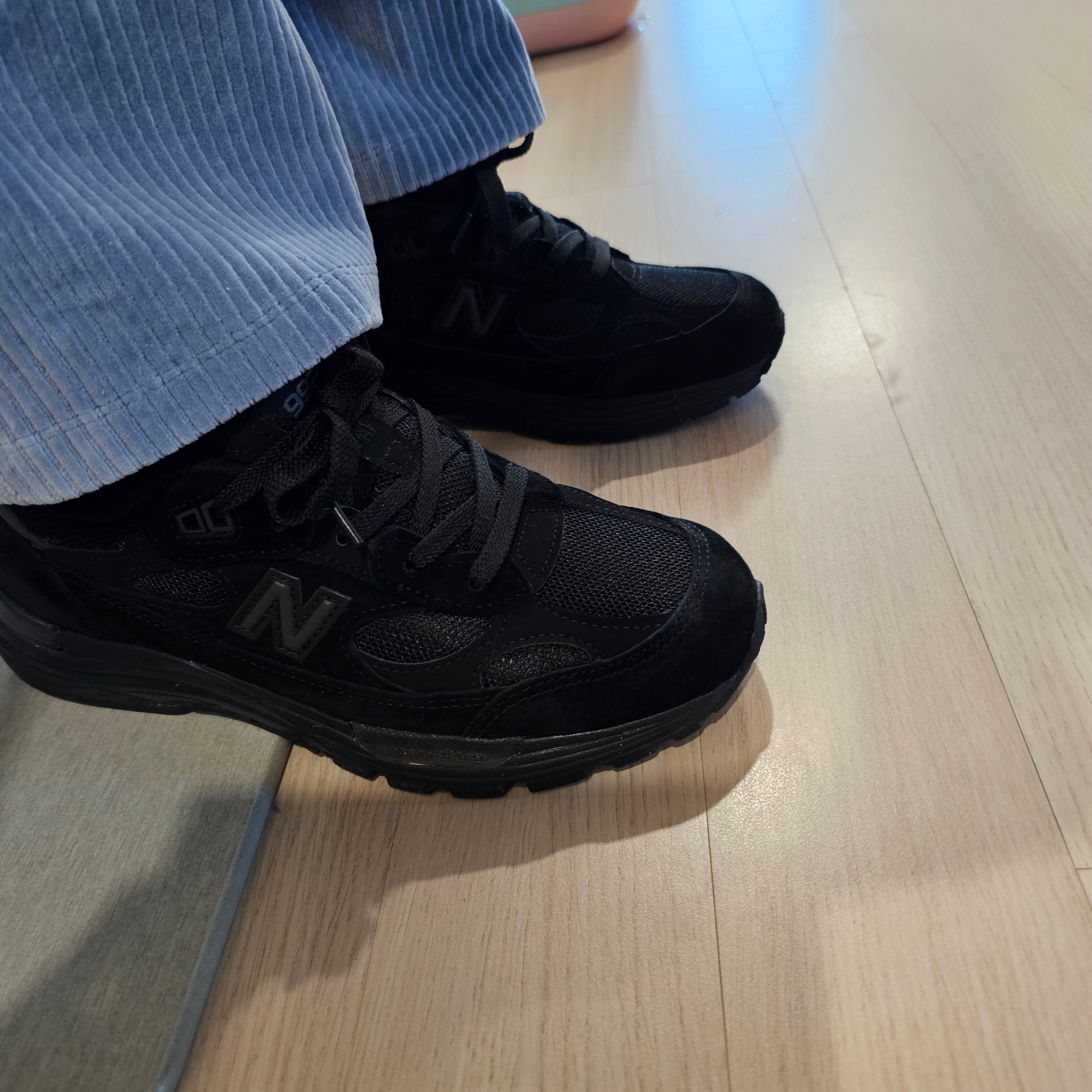 New Balance 992 Made in USA Triple Black 착용 스타일