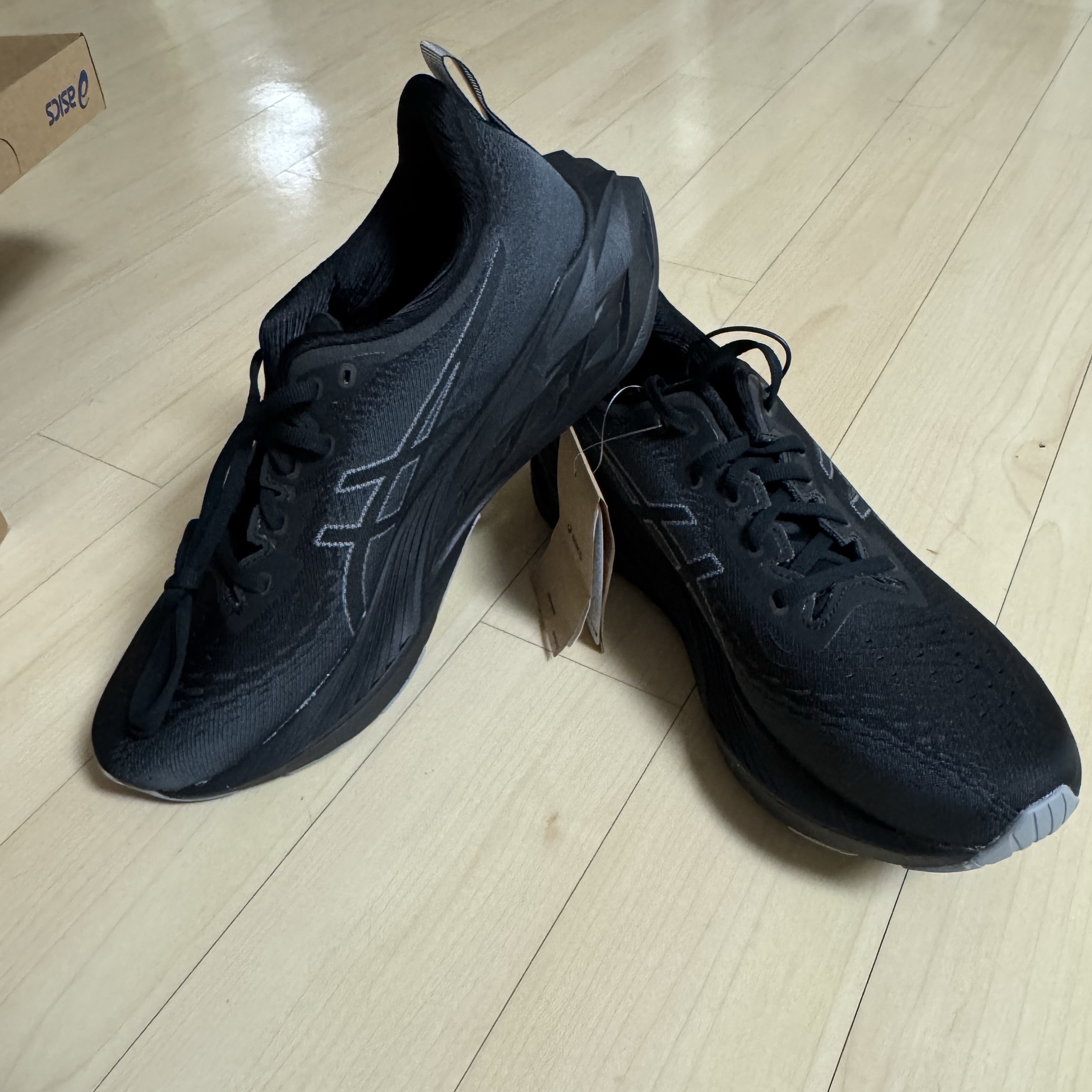 Asics Novablast 4 Black Graphite Grey 착용 스타일