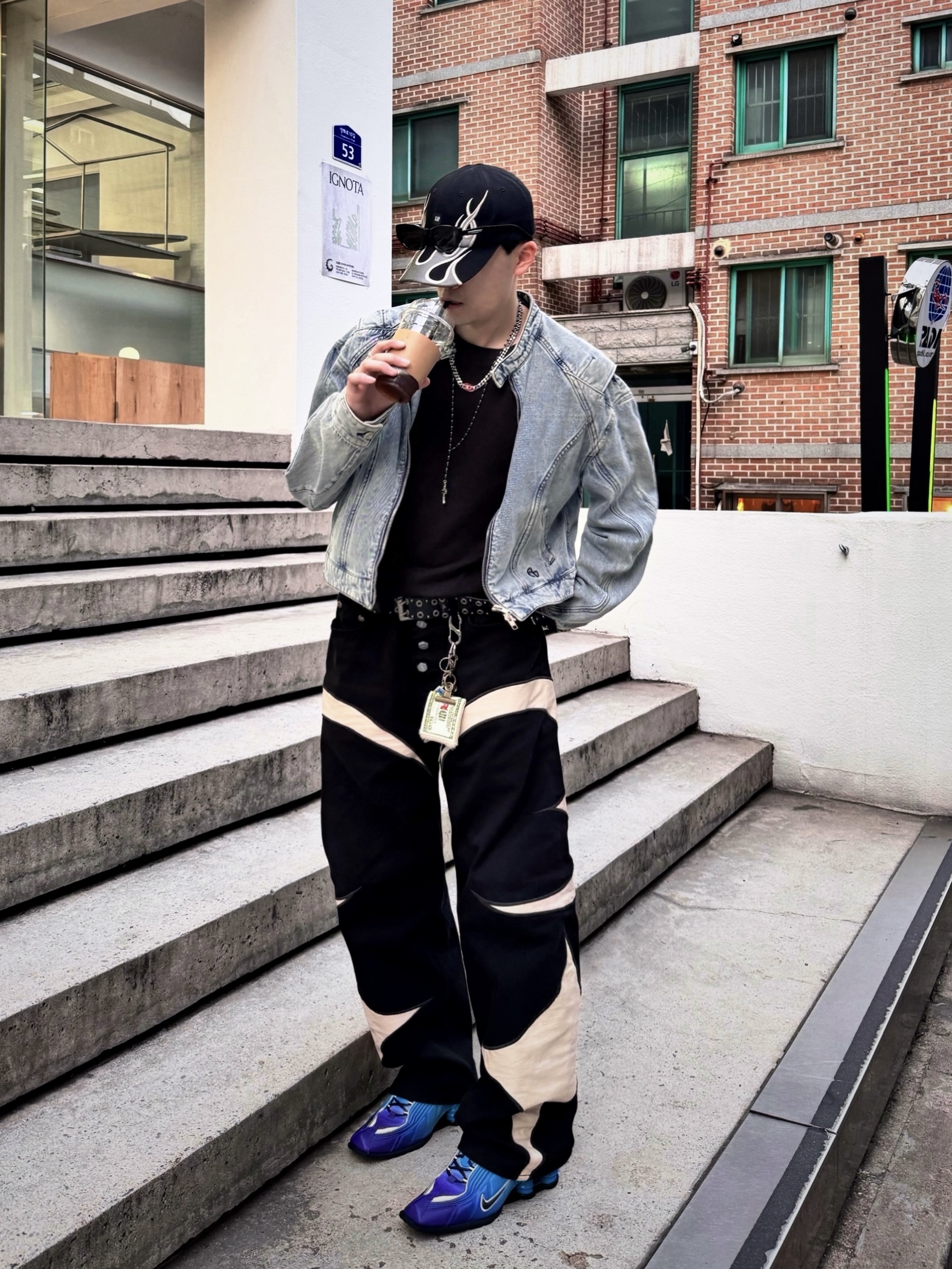 Yeezy Gap Engineered By Balenciaga Flame Cap Black, Vacant Archive Blenheim Double Stud Belt Black 착용 스타일 - 3