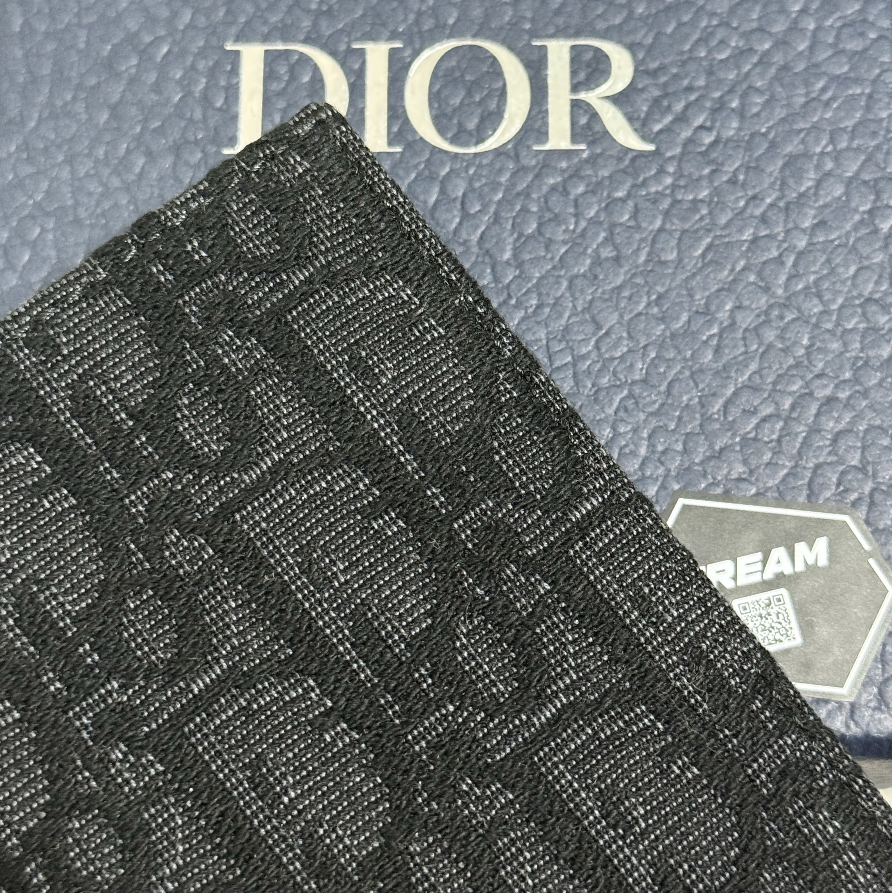 Dior Bi-Fold Card Holder Black Dior Oblique Jacquard 착용 스타일