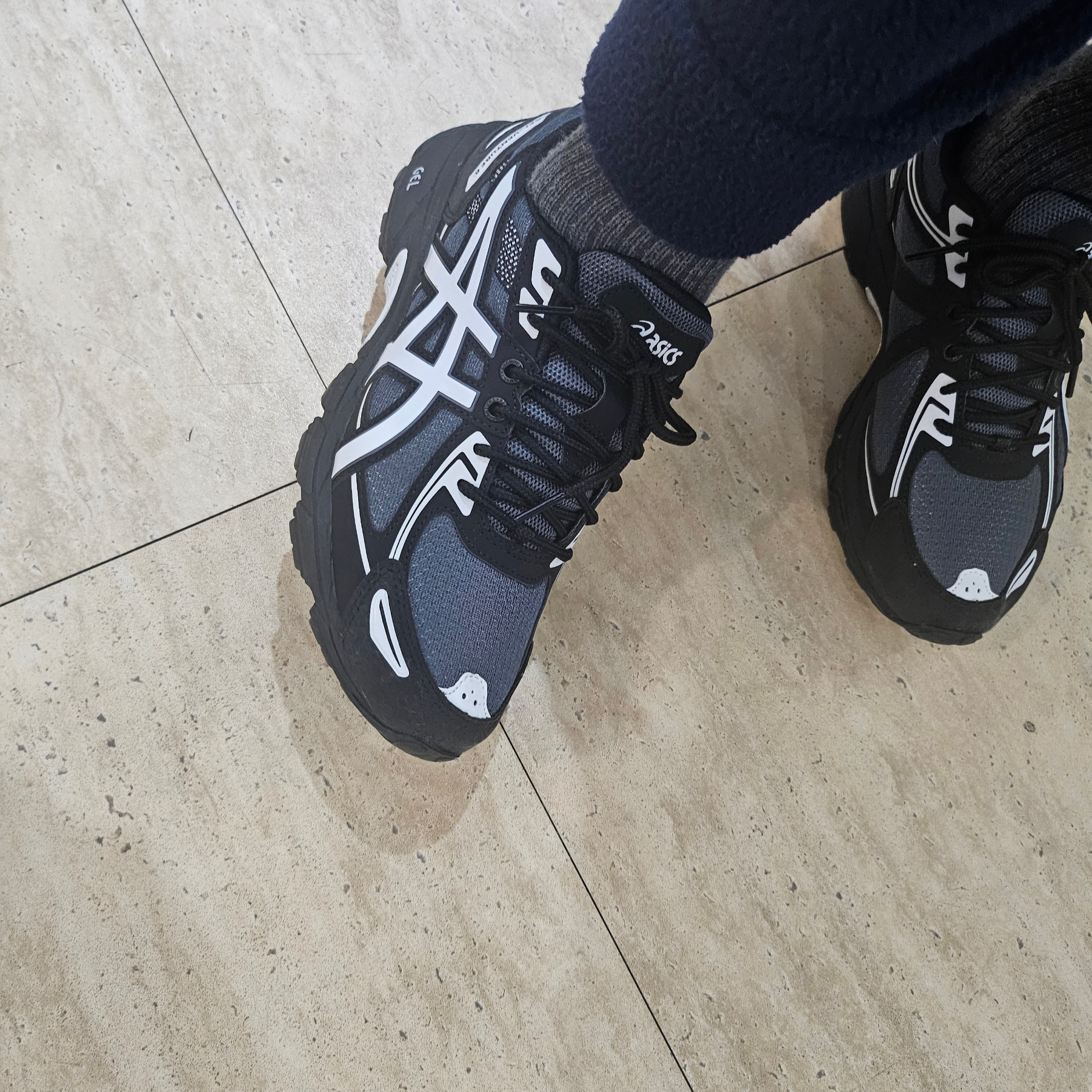 Asics Gel-Venture 6 Carrier Grey 착용 스타일 - 1