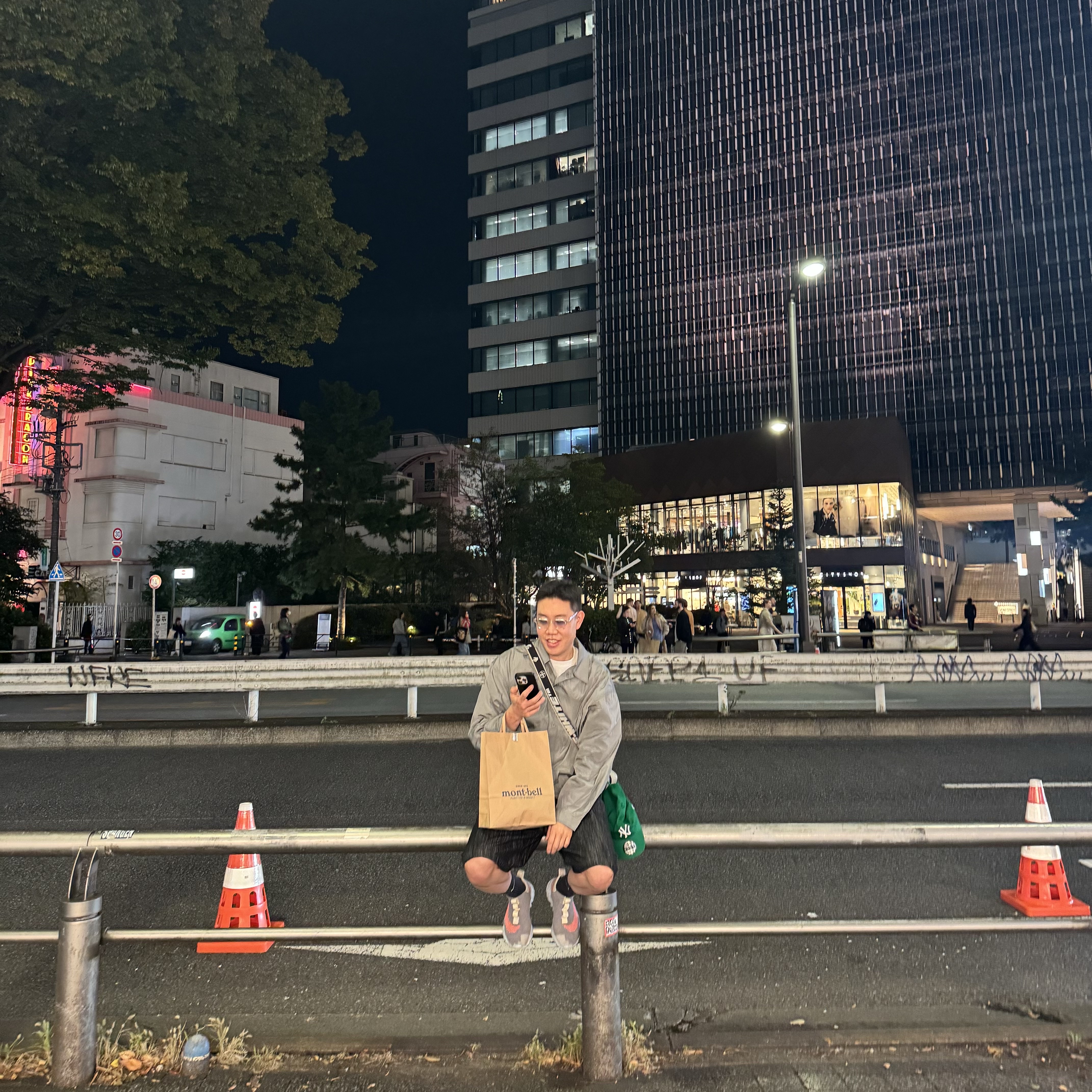 Off-White x Amore Pacific Protection Box (Without Cosmetics), New Era x MoMA New York Yankees Cap Kelly Green 착용 스타일 - 4