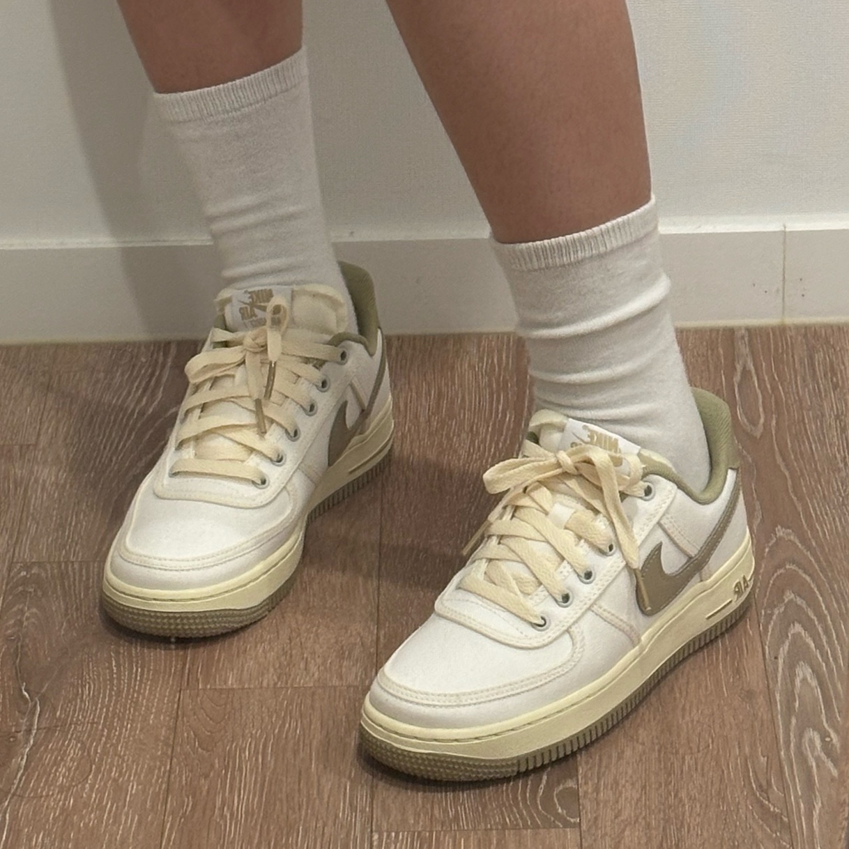 (W) Nike Air Force 1 '07 Sail Pale Vanilla 착용 스타일
