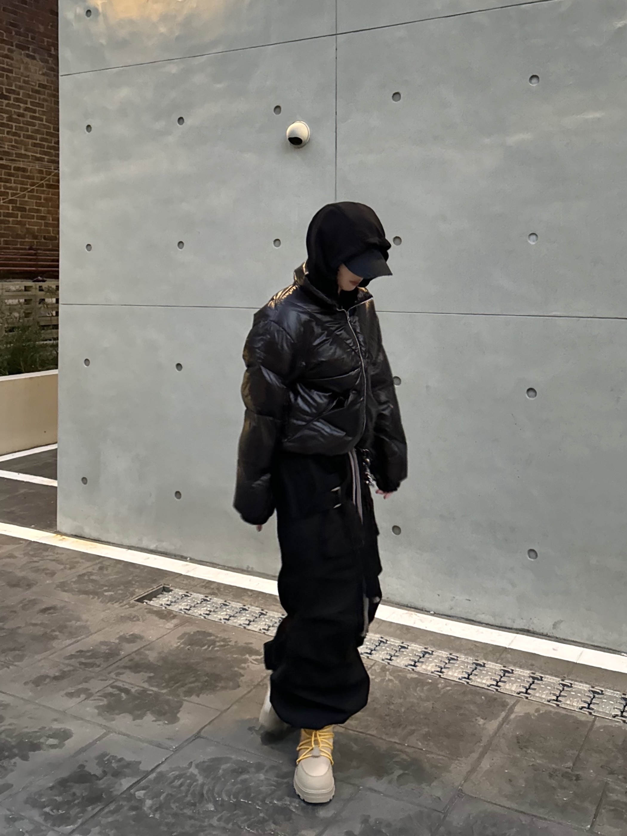 Wapworks Wide Safety Cargo Pants Black, Supreme Floating Keychain Black - 23FW 착용 스타일 - 1