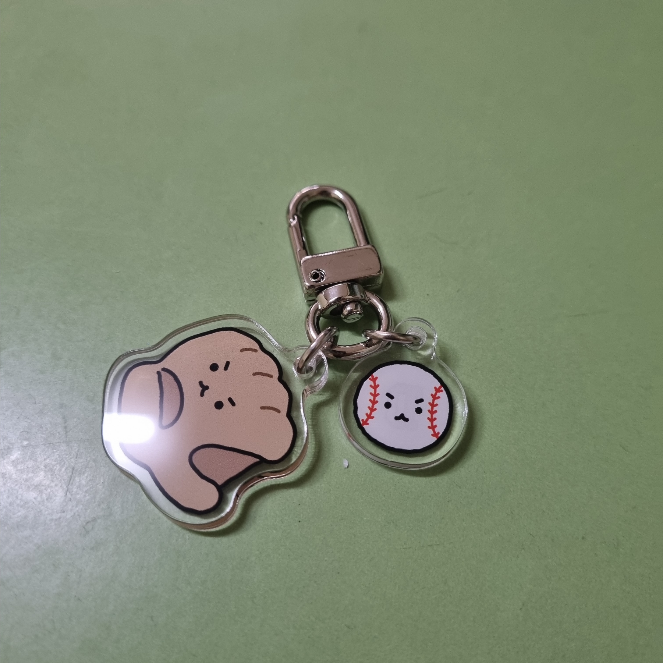 Doosan Bears x Manggom Acrylic Keyring 착용 스타일 - 2