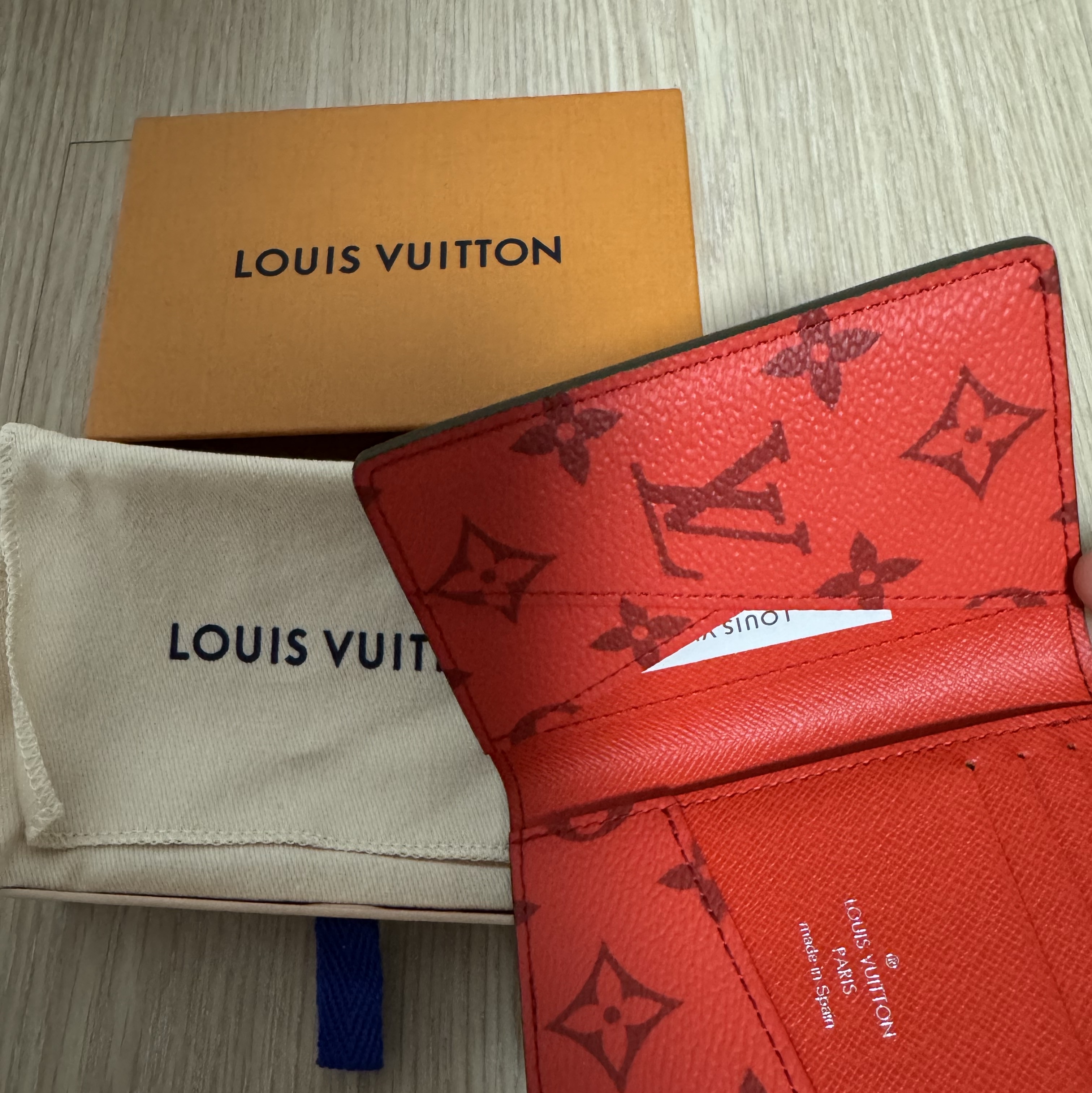 Louis Vuitton Pocket Organizer Khaki Green Vermillion Red 착용 스타일 - 2