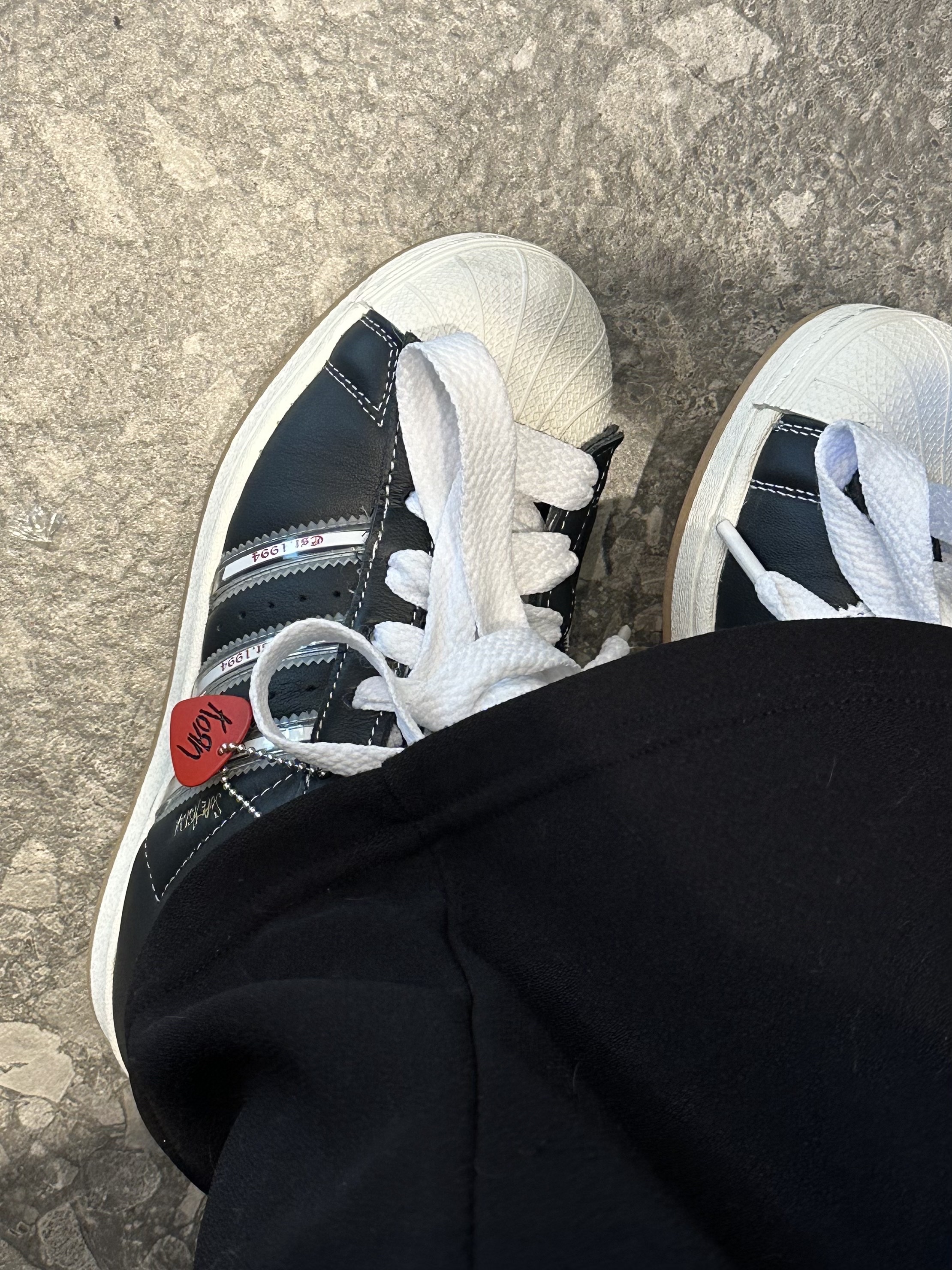 Adidas x KoRn Superstar 30th Anniversary Core Black Translucent 착용 스타일 - 1