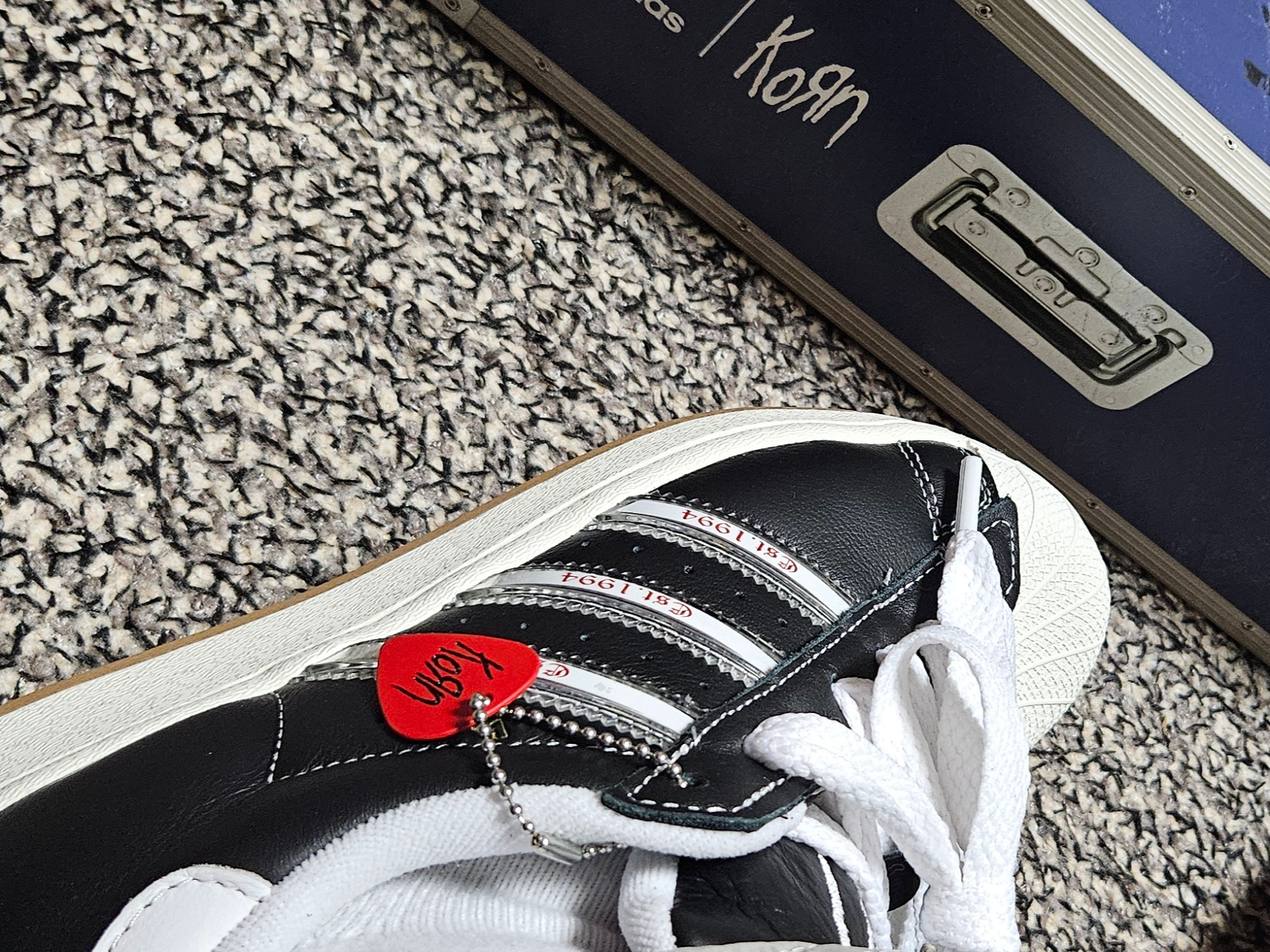 Adidas x KoRn Superstar 30th Anniversary Core Black Translucent 착용 스타일 - 5