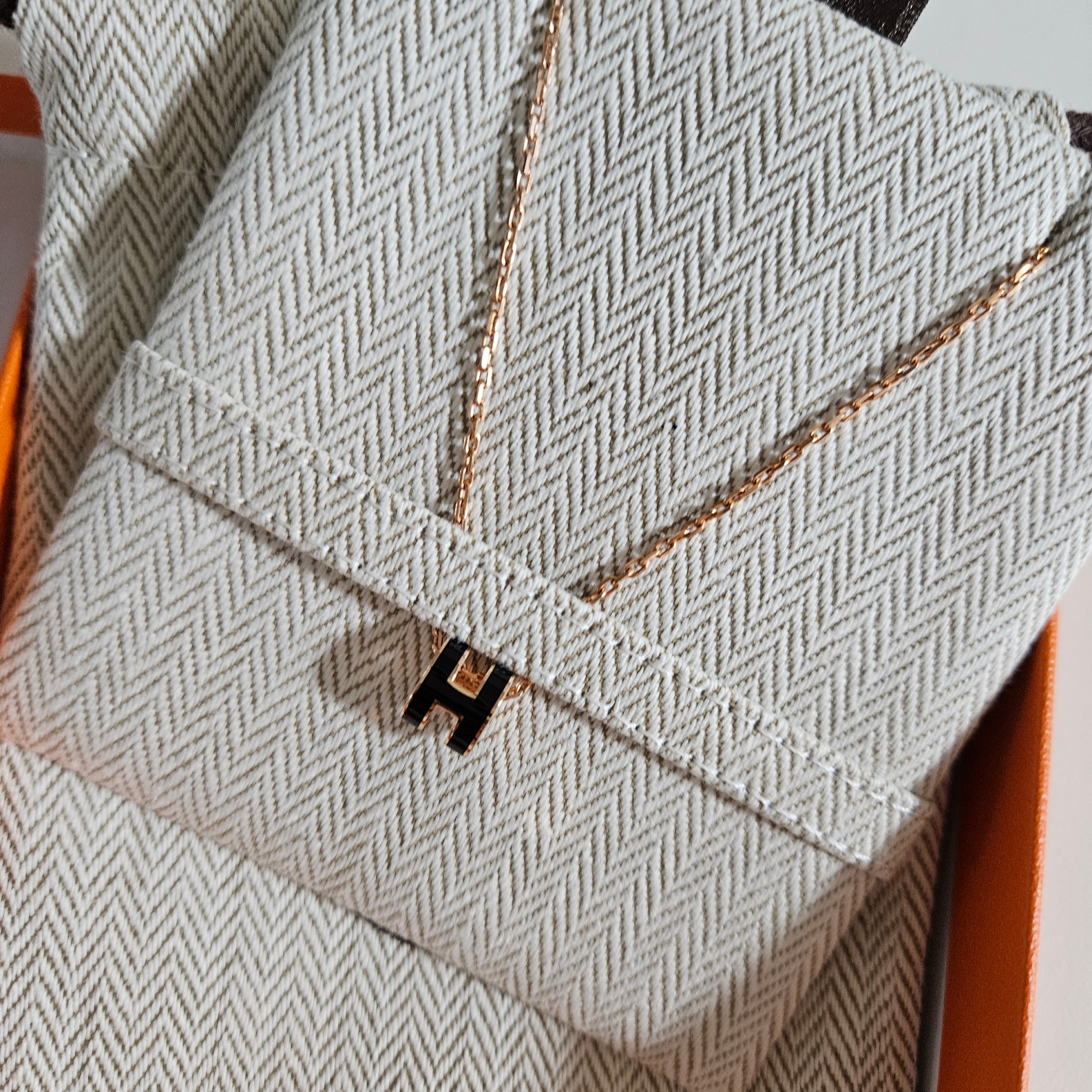 (W) Hermes Mini Pop H Pendant Rose Gold & Noir 착용 스타일