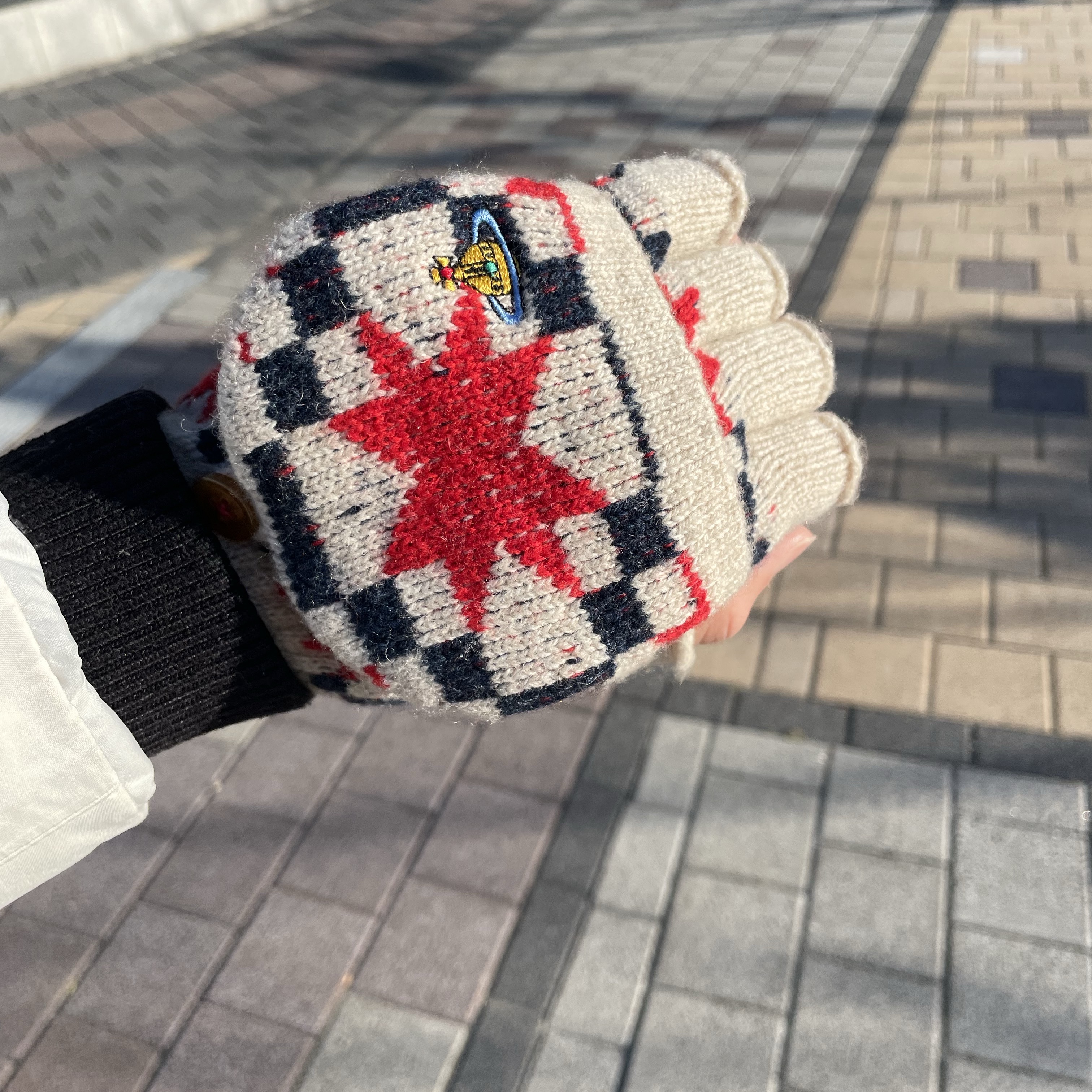 (W) Vivienne Westwood Orb Logo Mitten Cover Gloves Beige 착용 스타일 - 2