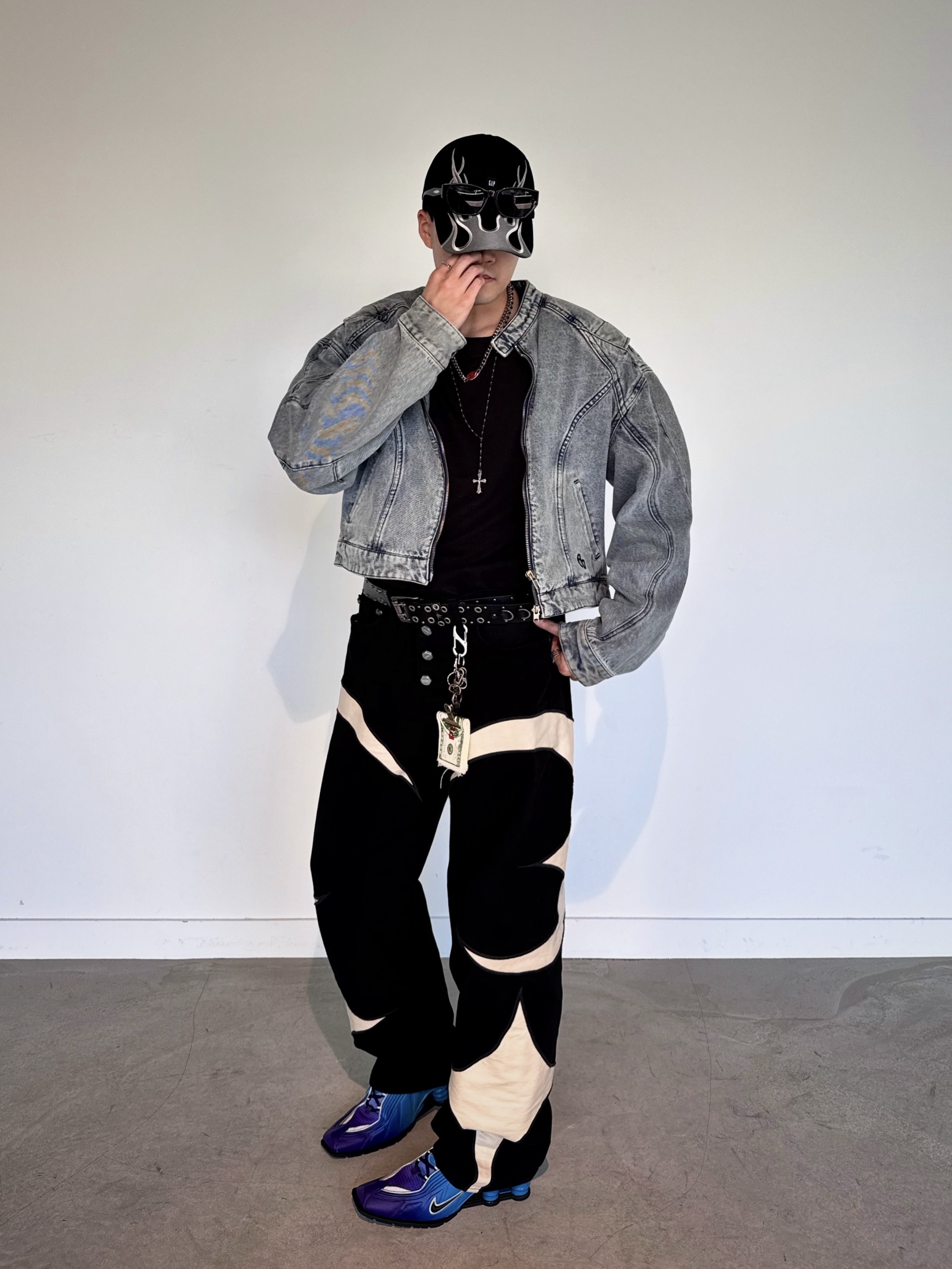 Yeezy Gap Engineered By Balenciaga Flame Cap Black, Vacant Archive Blenheim Double Stud Belt Black 착용 스타일 - 5