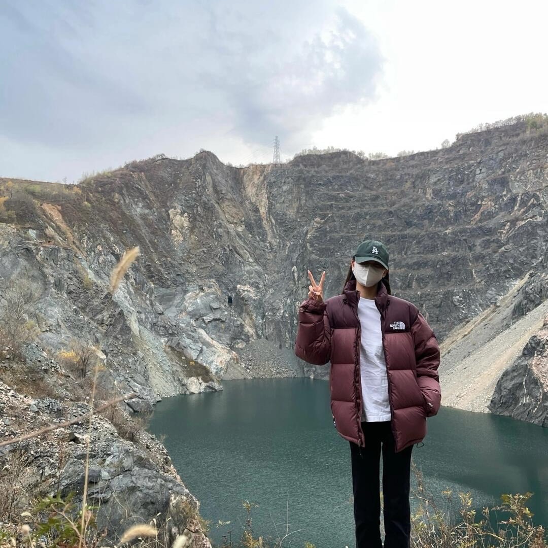 The North Face 1996 Eco Nuptse Jacket Maroon - 24FW 착용 스타일 - 2
