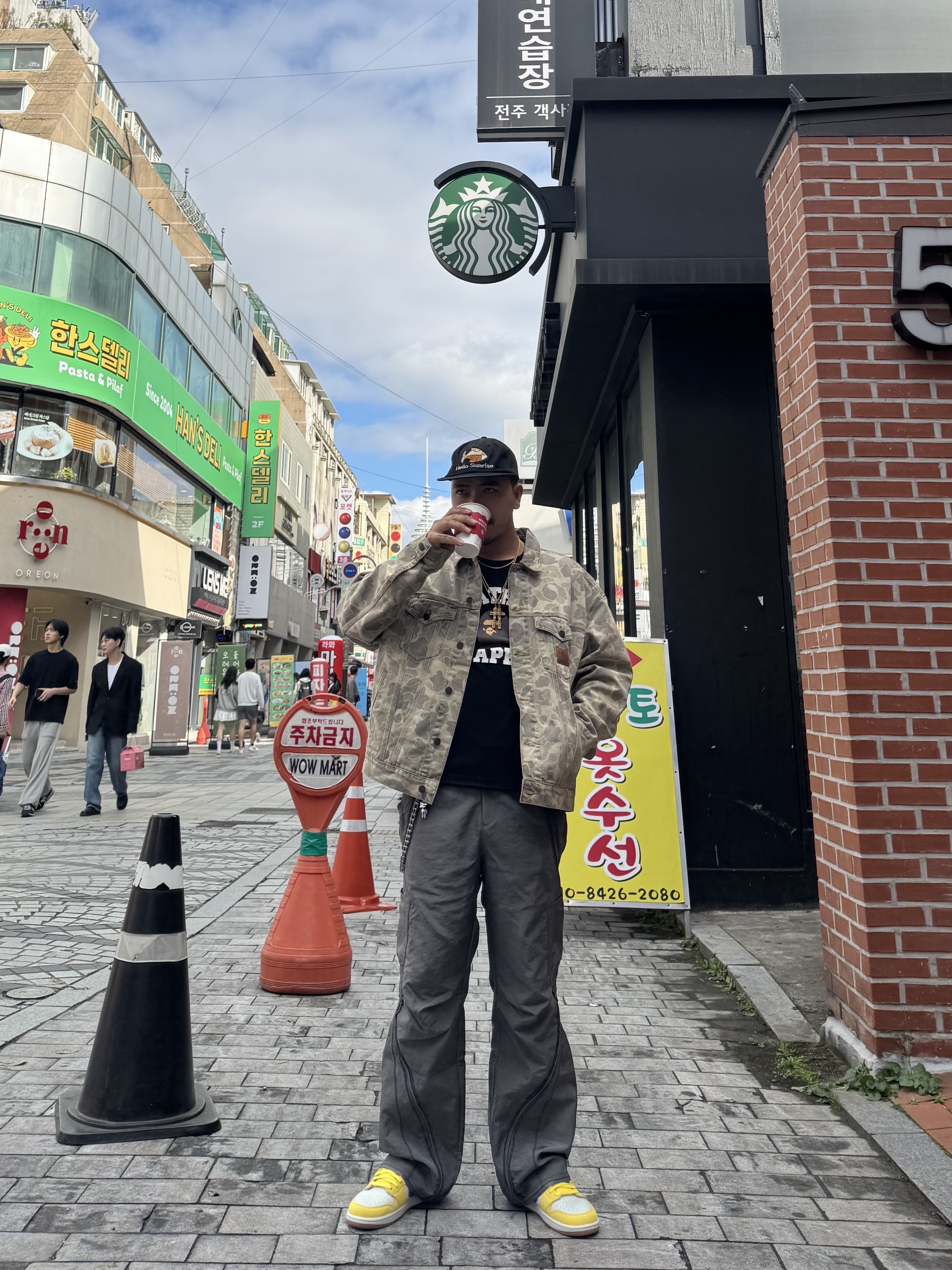 (W) Jordan 1 x Travis Scott Retro Low OG SP Canary, BAPE College T-Shirt Black 착용 스타일