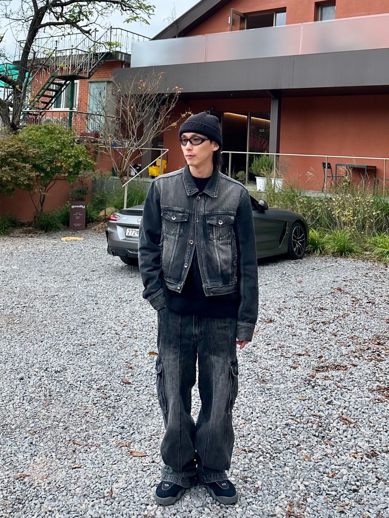 [KREAM 단독] BLR Signature Raw Cut Washing Denim Trucker Jacket Black 착용 스타일