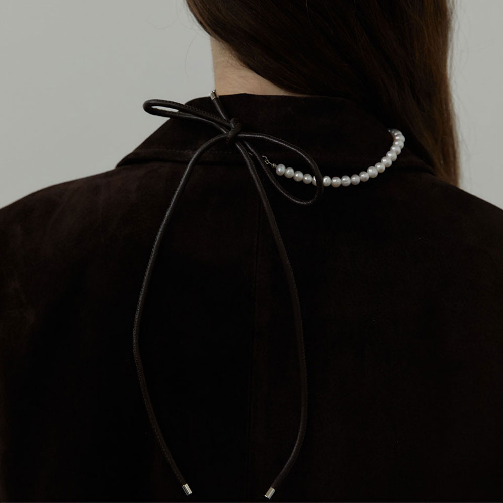 러브미몬스터 내추럴 펄 레더 리본 넥크리스 브라운(lovememonster Natural Pearl Leather Ribbon Necklace Brown) - 4
