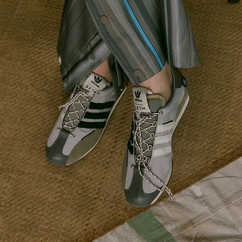 Adidas x Song for the Mute Country OG Grey Two Core Black 착용 스타일 - 1