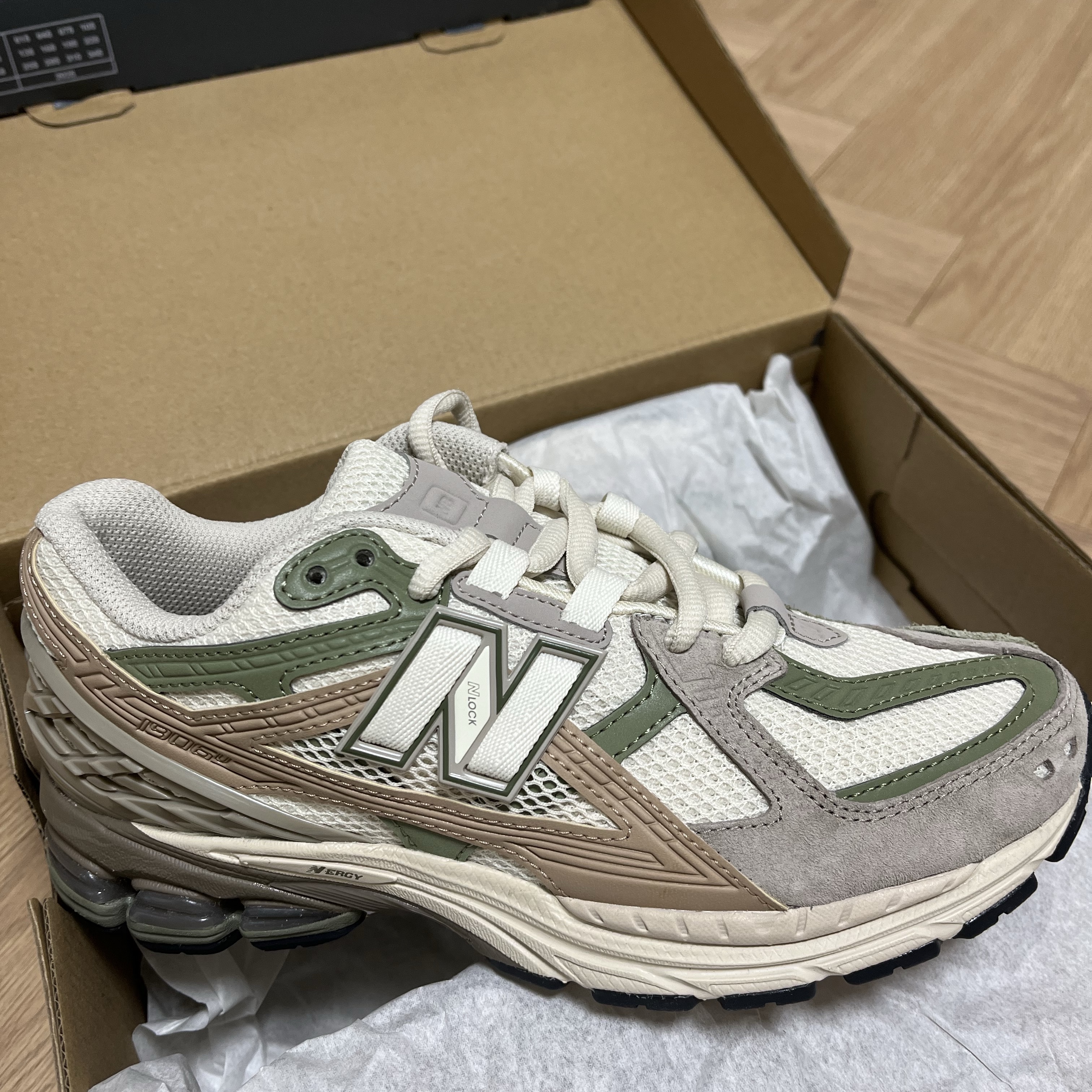 New Balance 1906U Linen Dark Olivine 착용 스타일 - 1