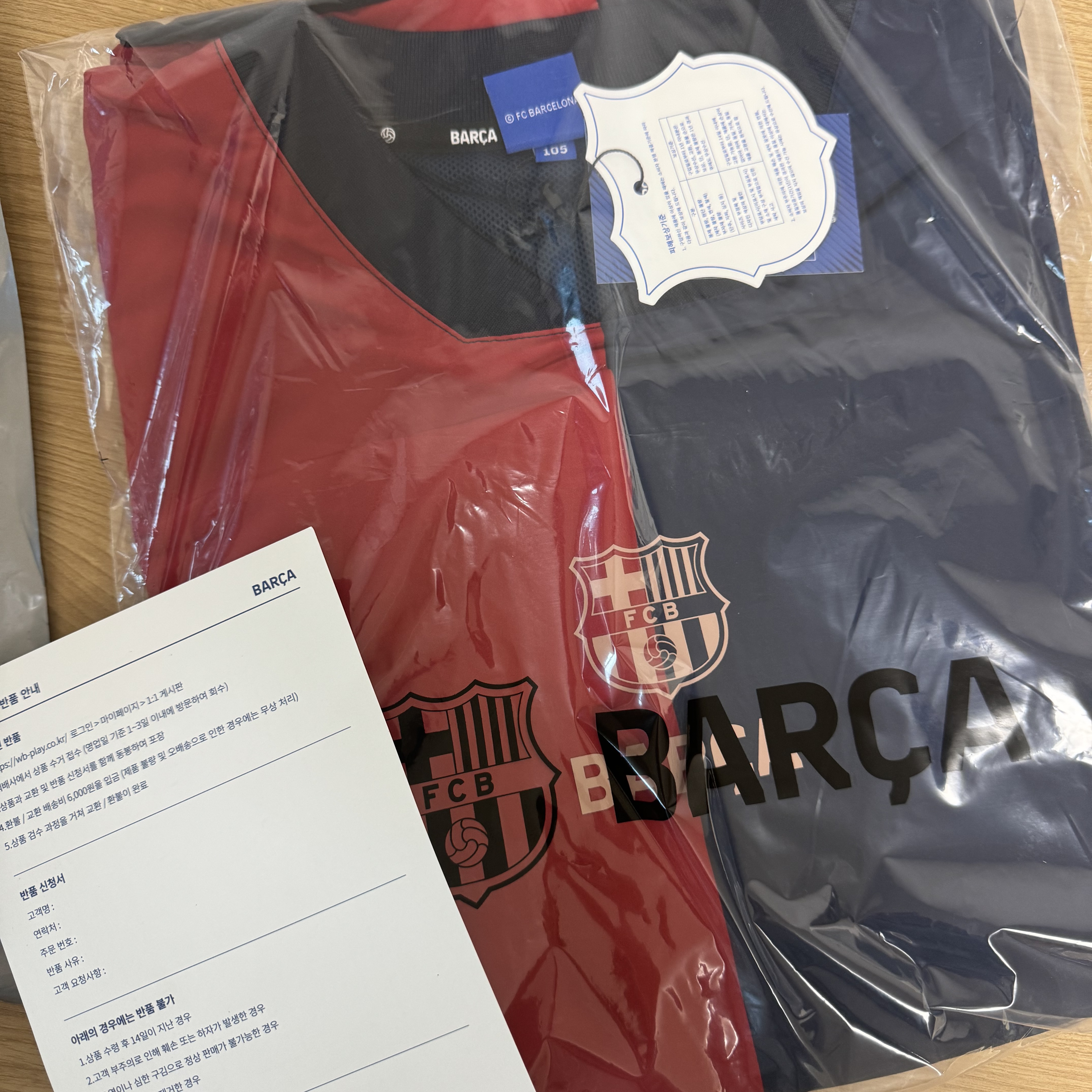 FC Barcelona Classic Line Retro Woven Sweatshirt Navy Red 착용 스타일