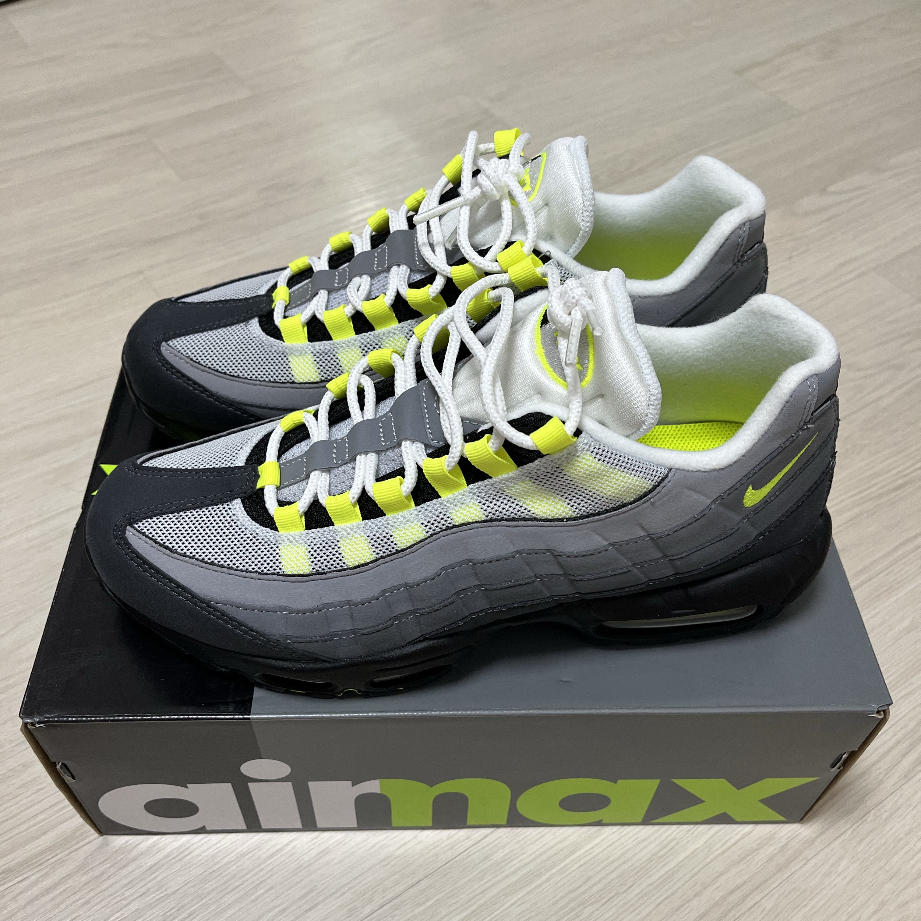 Nike Air Max 95 OG Neon Yellow 2020 착용 스타일 - 2