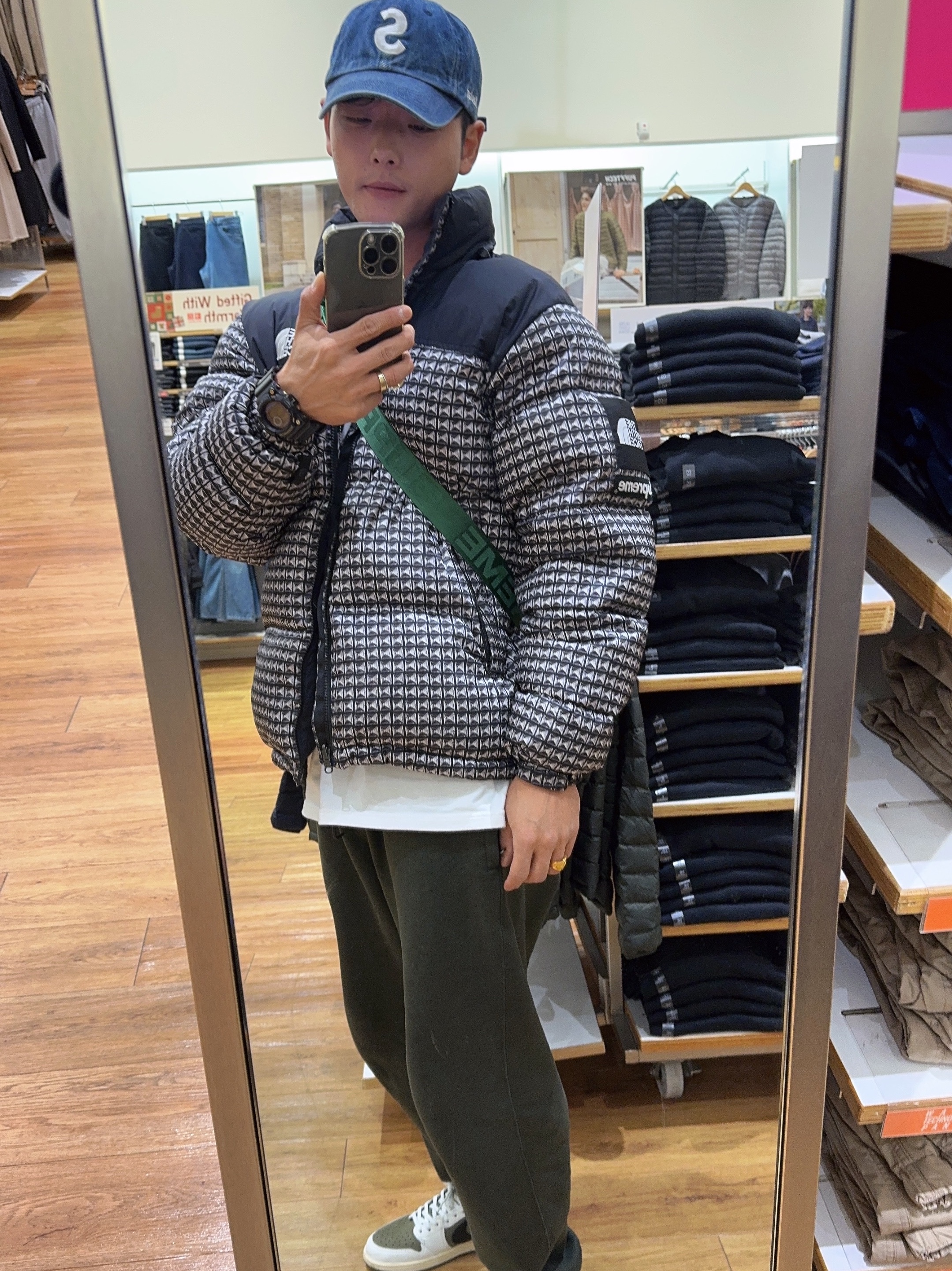 Supreme Kevlar Denim S Logo 6-Panel Indigo - 22SS, Supreme x The North Face Studded Nuptse Jacket Black - 21SS 착용 스타일 - 3